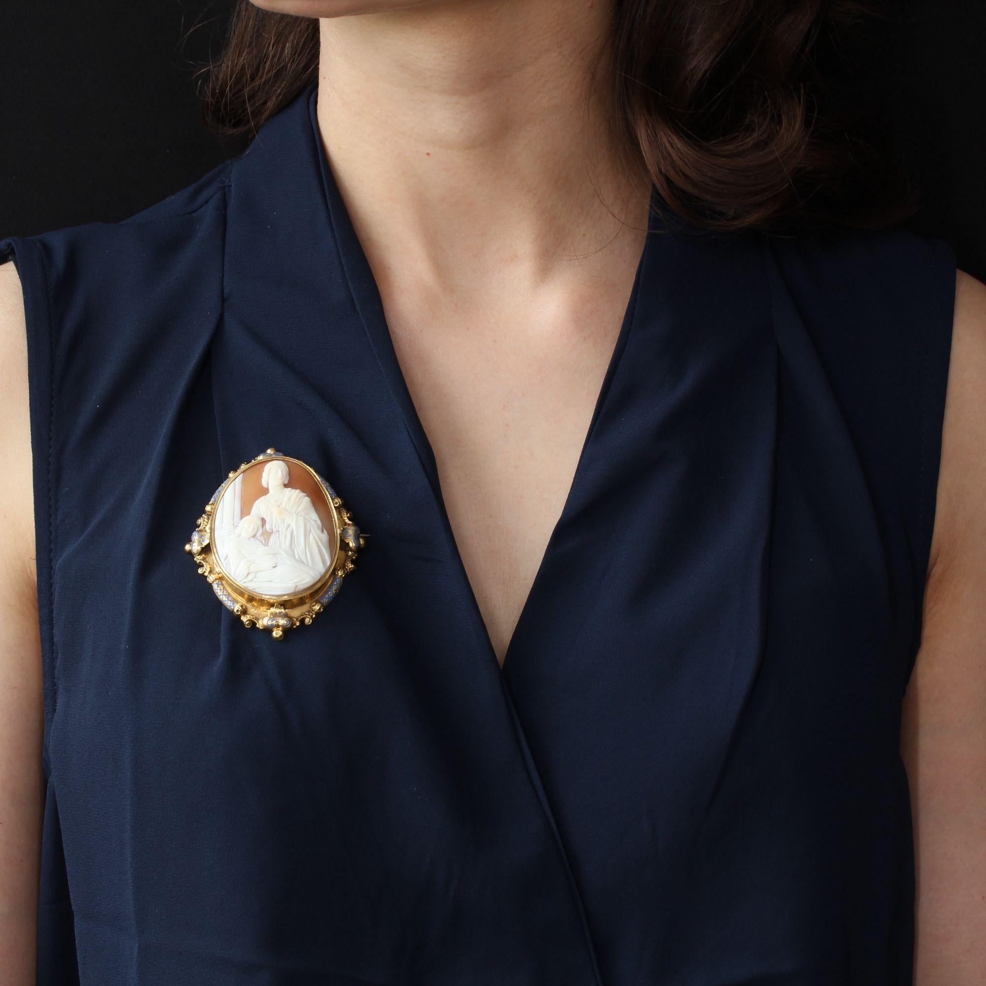 Brooch in 18 karat yellow gold, eagle head hallmark.
Important cameo on shell, of oval form, this antique brooch represents a biblical scene. The chiseled surround of leaf and pearl cords is enamelled blue. The hanging system is a pin with safety