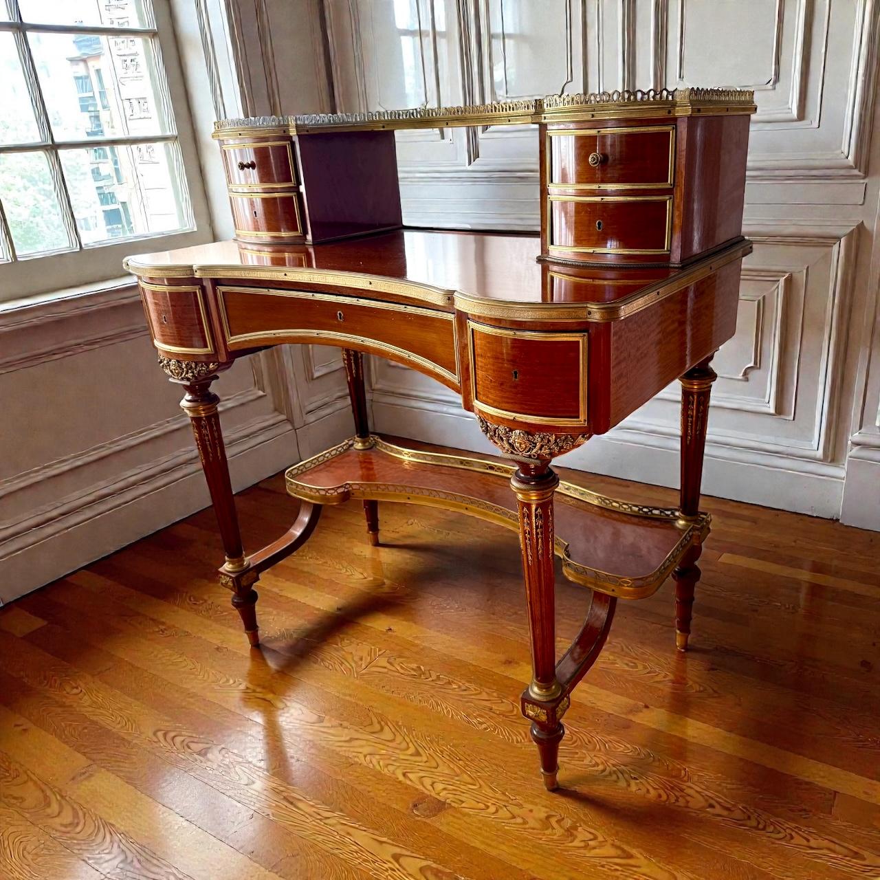 
Elegant  Französisch 19. Jahrhundert  Mahagoni mit vergoldeter Bronzefassung  Bonheur Du Jour , Damenschreibtisch.
Die geformte rechteckige Platte  und mit drei Schubladen auf dem gewellten Fries ausgestattet.
Der Schreibtisch wird von einer