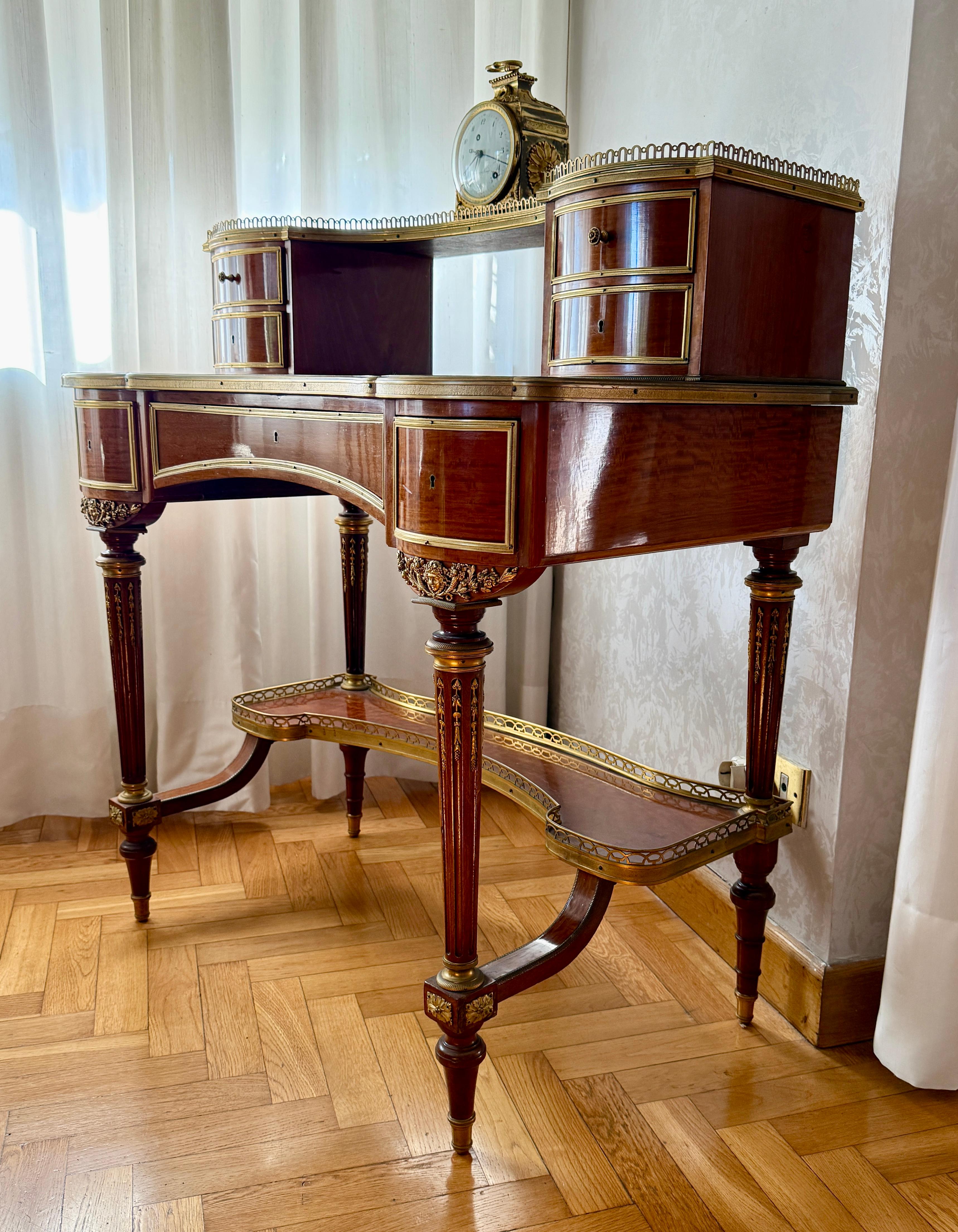 Französisch 19. Jahrhundert Bonheur Du Jour Mahagoni-Damenschreibtisch (Louis XV.) im Angebot