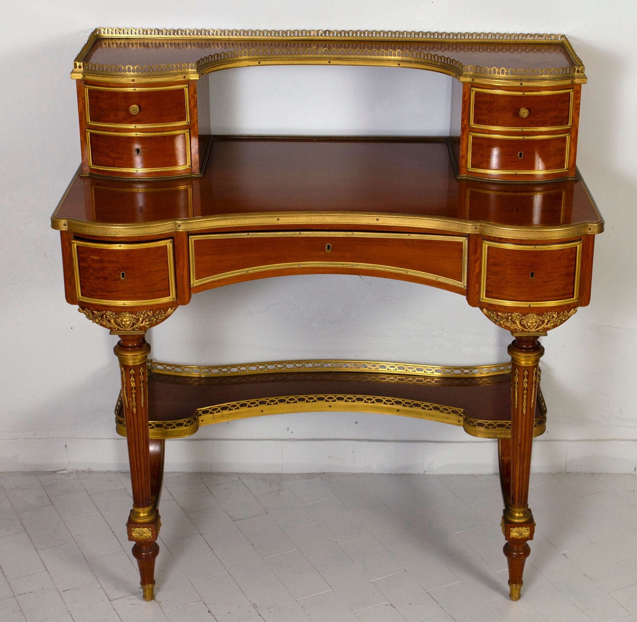 Französisch 19. Jahrhundert Bonheur Du Jour Mahagoni-Damenschreibtisch (Vergoldet) im Angebot