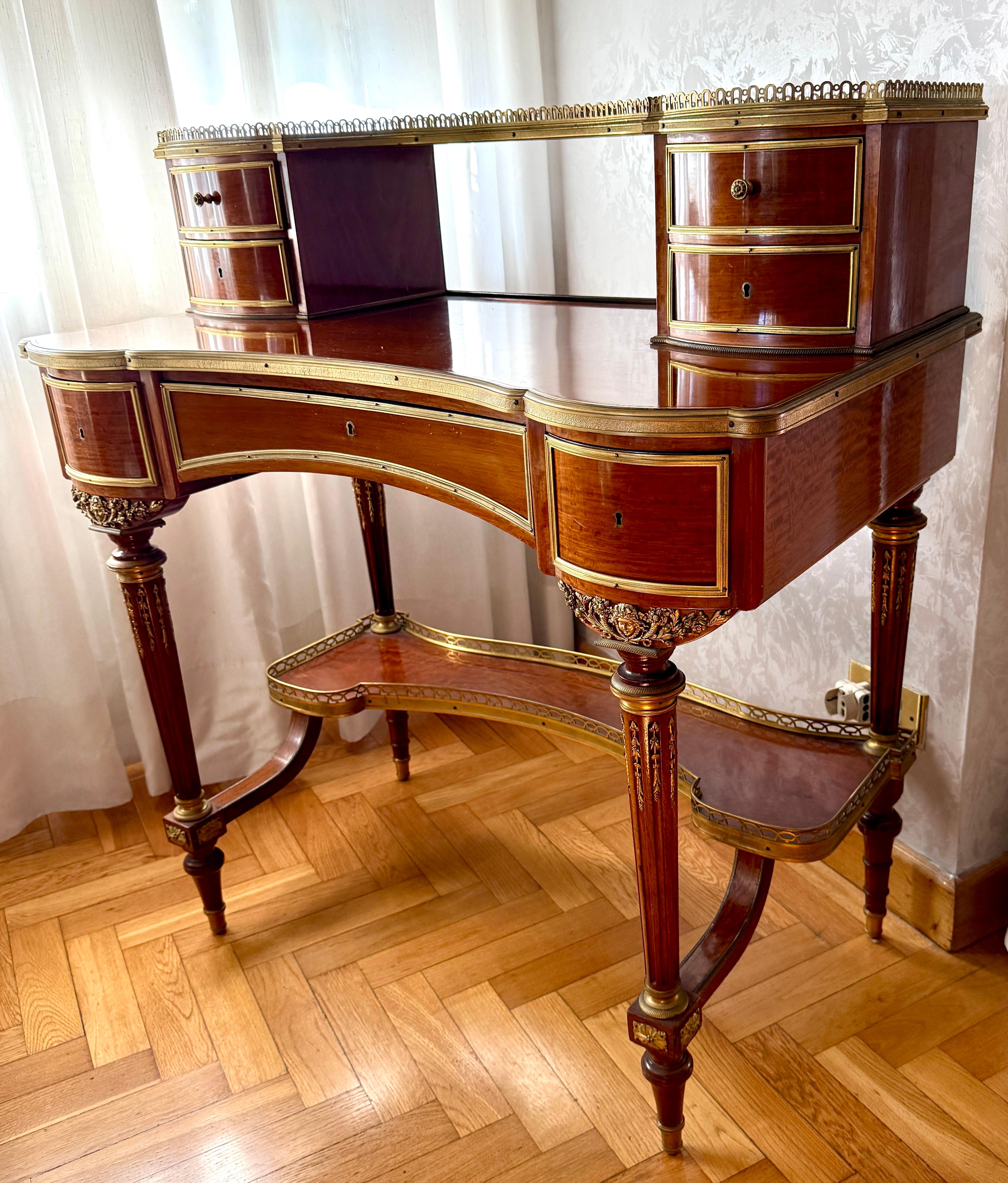 Französisch 19. Jahrhundert Bonheur Du Jour Mahagoni-Damenschreibtisch im Angebot 2