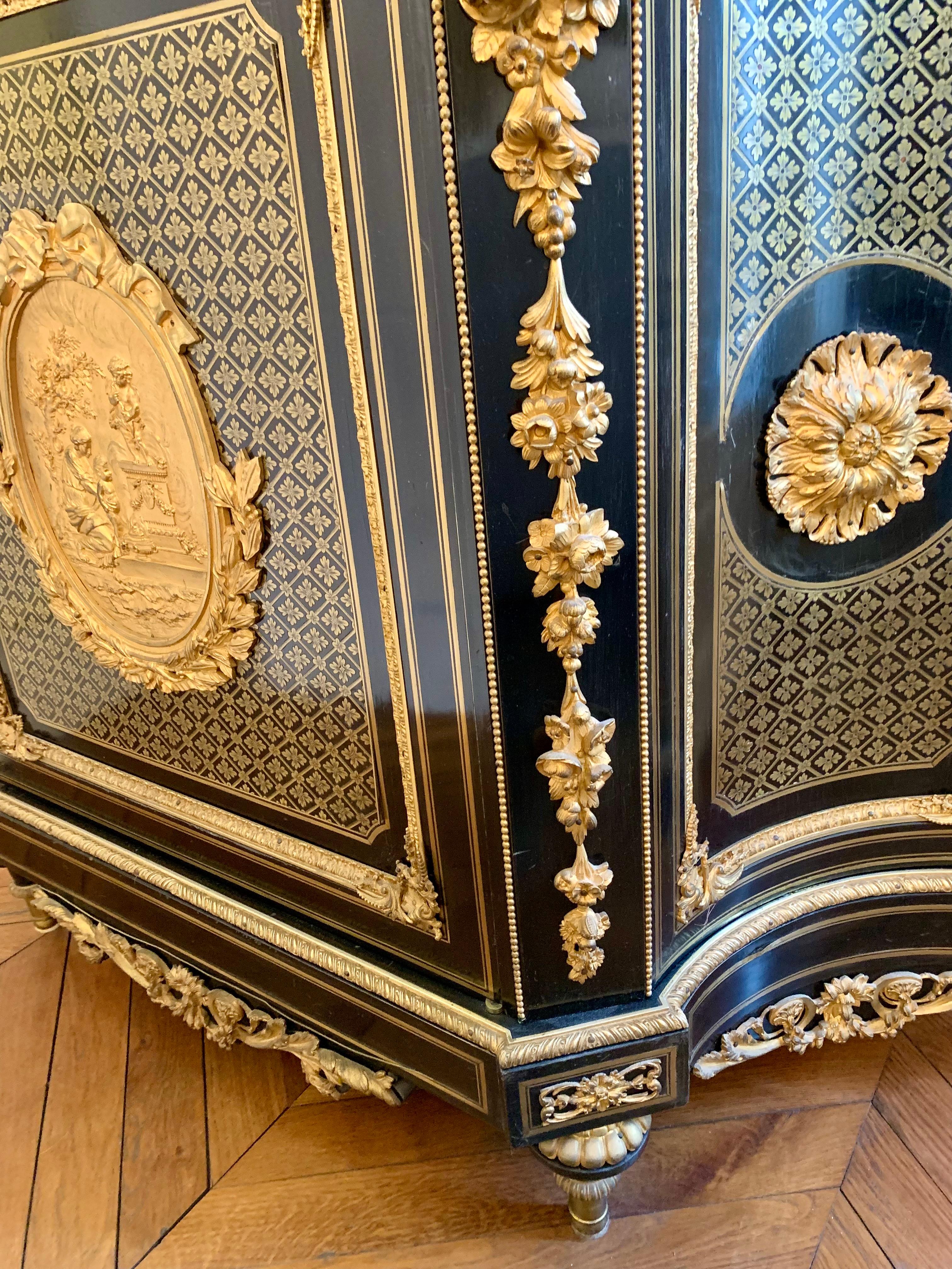 Un terzo Napoleone francese del 19° secolo, sensazionale e di altissima qualità.  periodo 
Armadio in ebano e bronzo a hauteur d appui intarsiato con ottone, piano in marmo 
il gabinetto boulle  hanno un importante medaglione centrale in bronzo