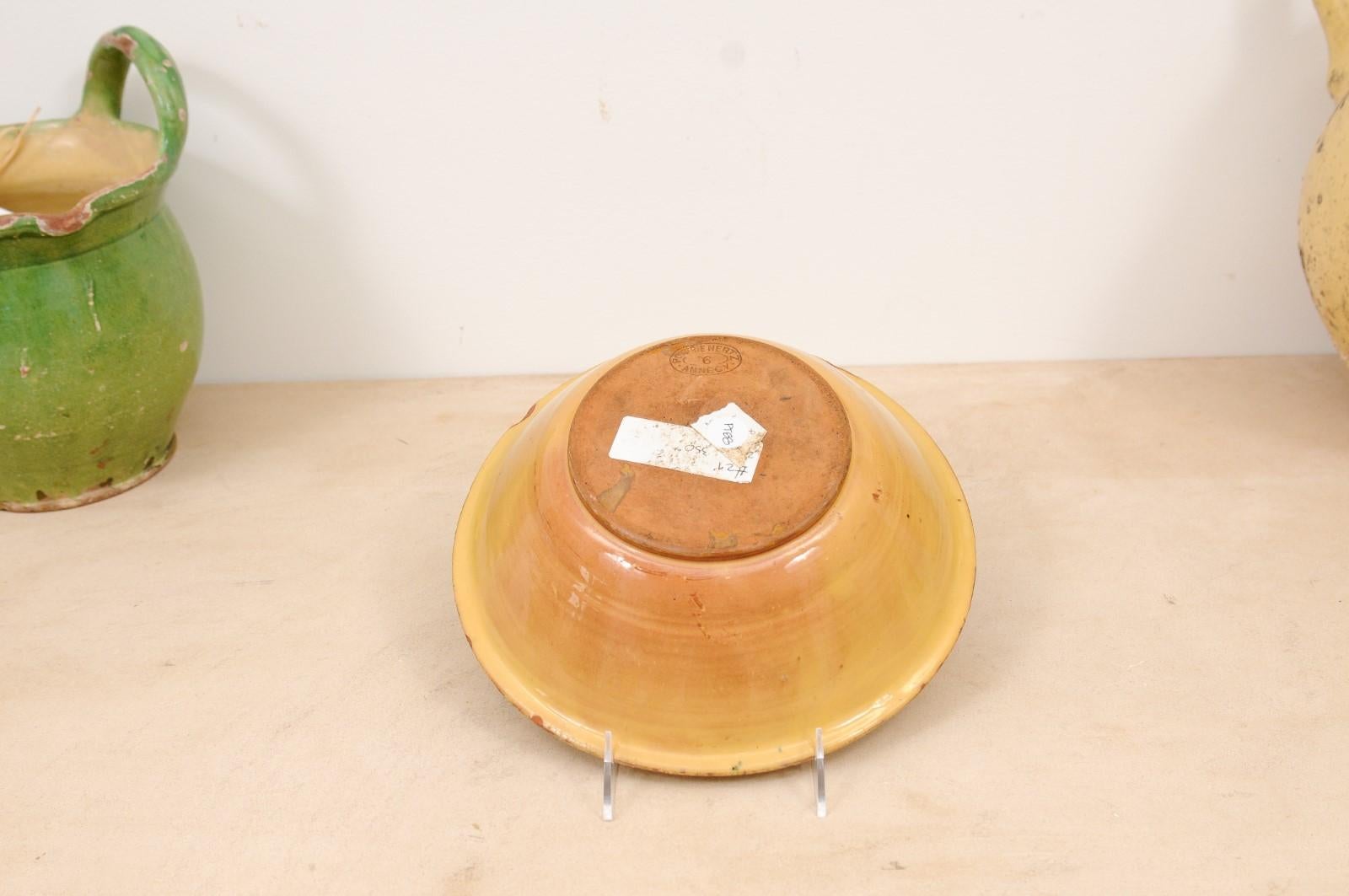 French 19th Century Bowl from the Poterie Hertz of Annecy, with Yellow Glaze For Sale 3