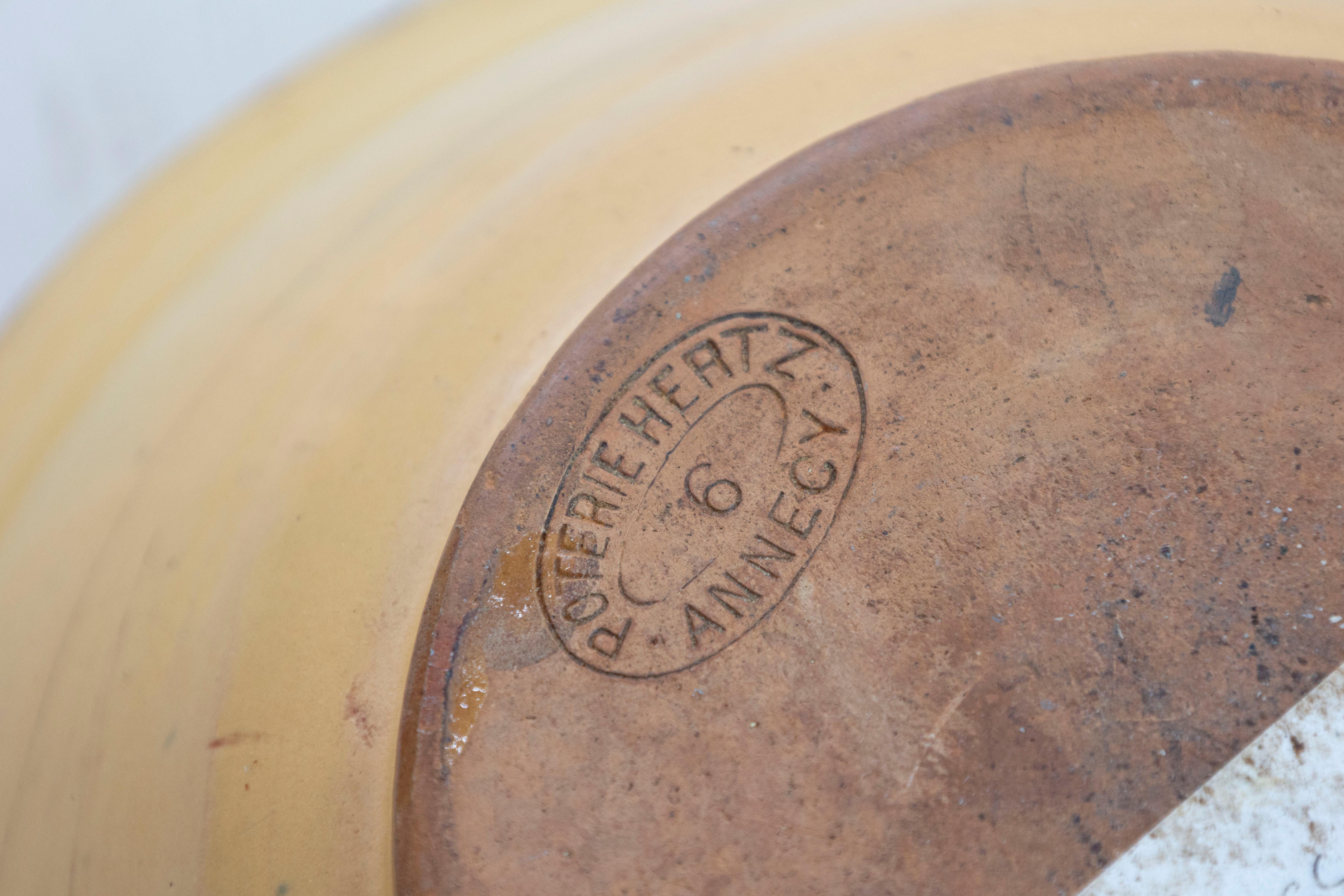 French 19th Century Bowl from the Poterie Hertz of Annecy, with Yellow Glaze In Good Condition For Sale In Atlanta, GA