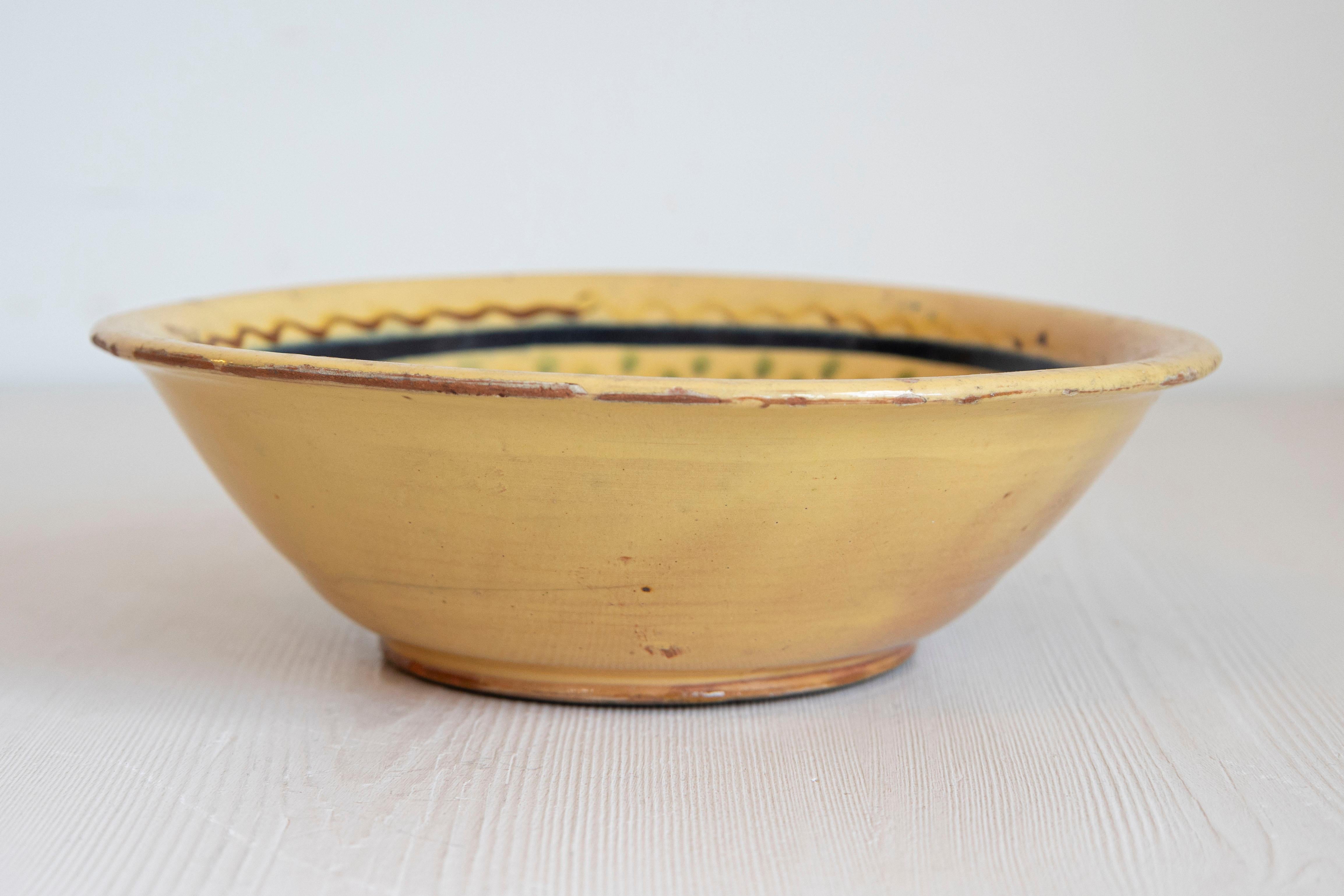 French 19th Century Bowl from the Poterie Hertz of Annecy, with Yellow Glaze For Sale 1