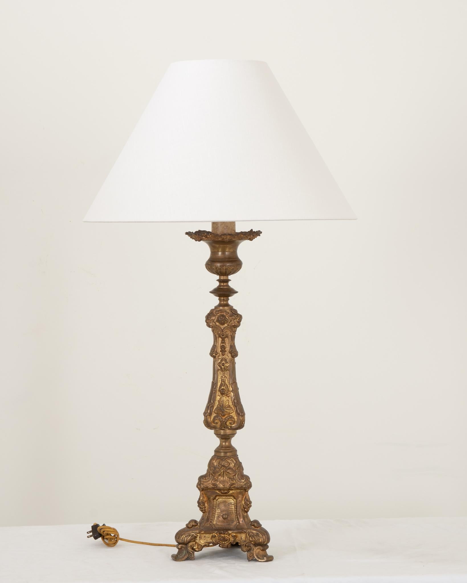 Gothique Lampe bougeoir et abat-jour d'autel en laiton du XIXe siècle français en vente