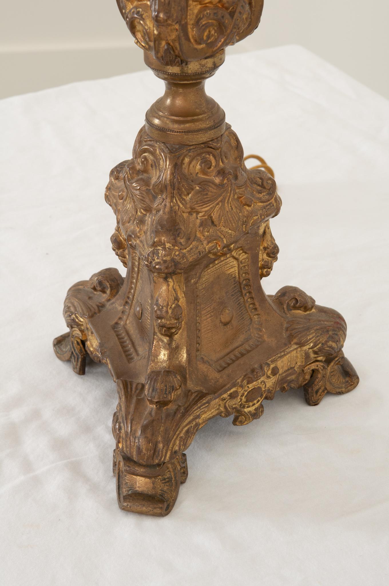Lampe bougeoir et abat-jour d'autel en laiton du XIXe siècle français en vente 2
