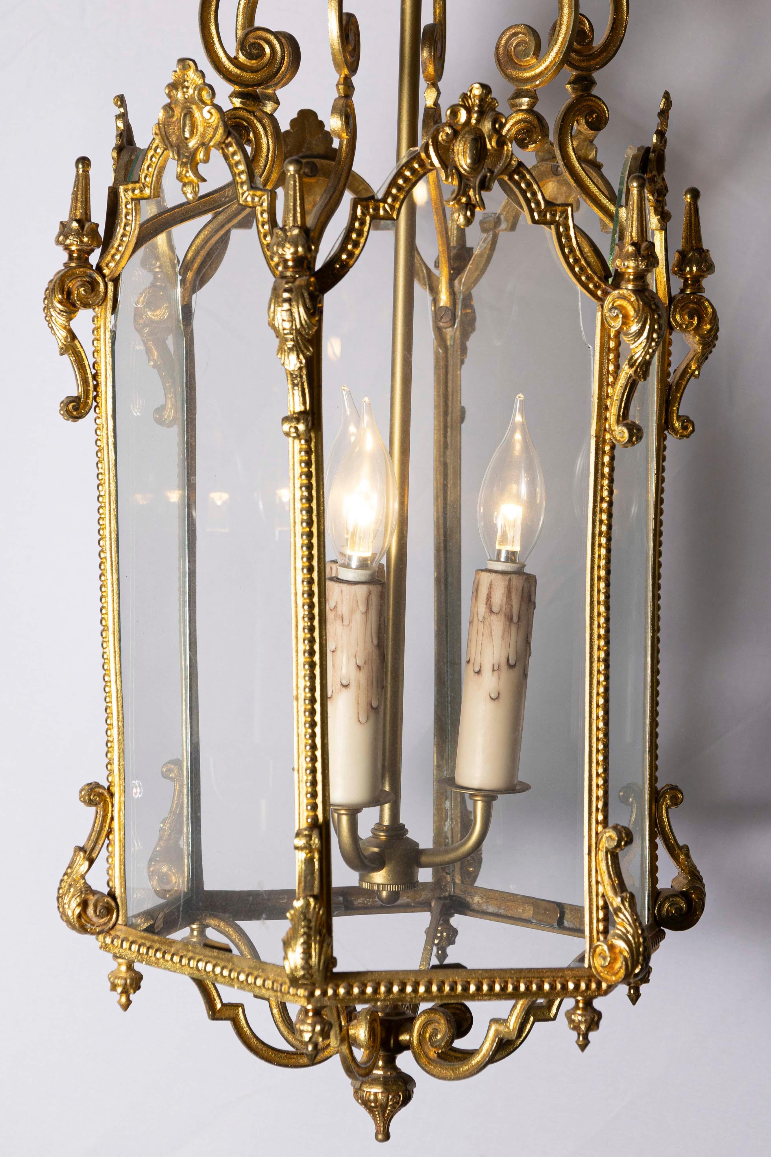 Farol francés del siglo XIX de latón y cristal con cuerpo hexagonal y volutas en Bueno estado para la venta en Atlanta, GA
