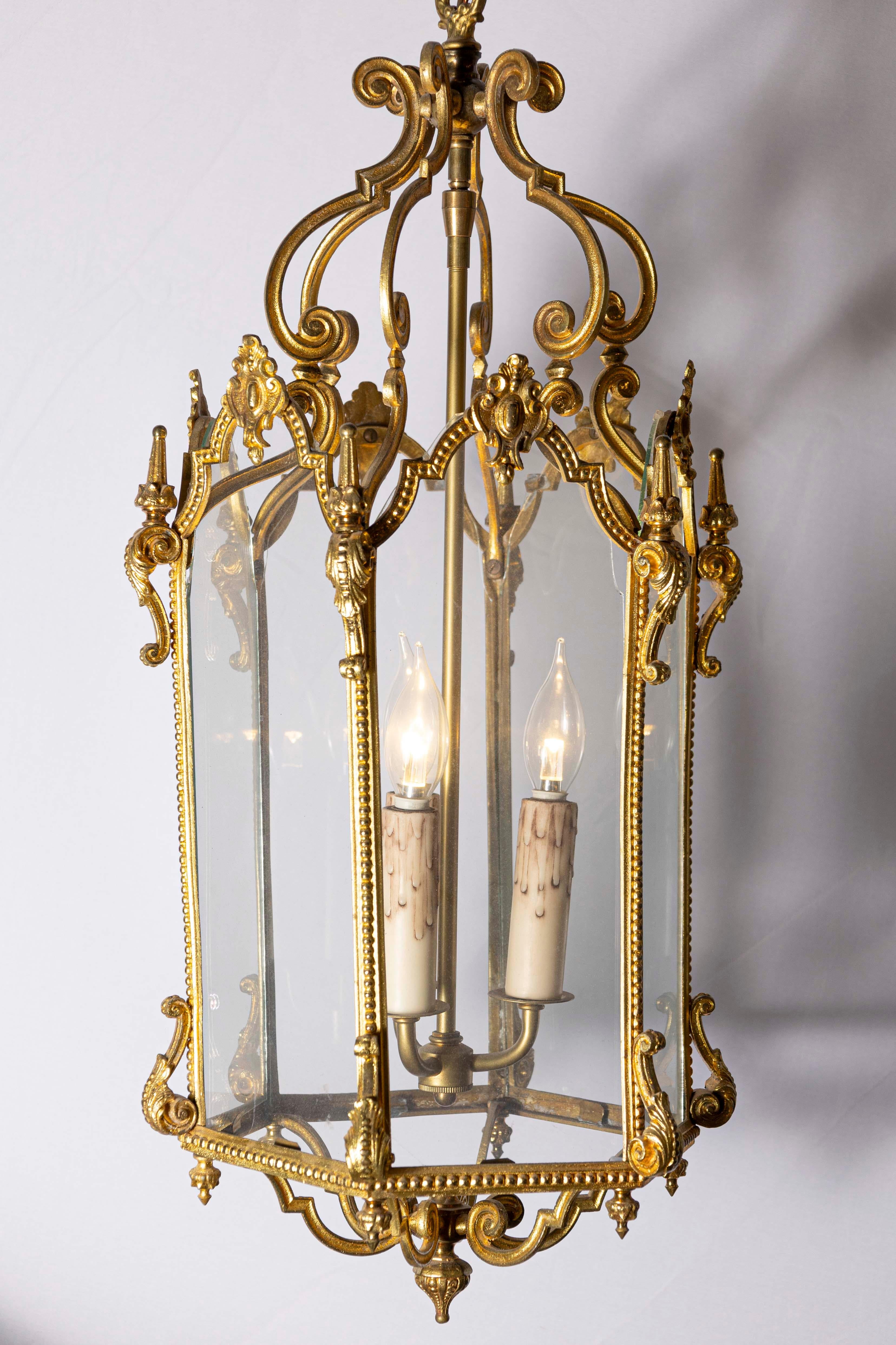 Farol francés del siglo XIX de latón y cristal con cuerpo hexagonal y volutas Latón en venta