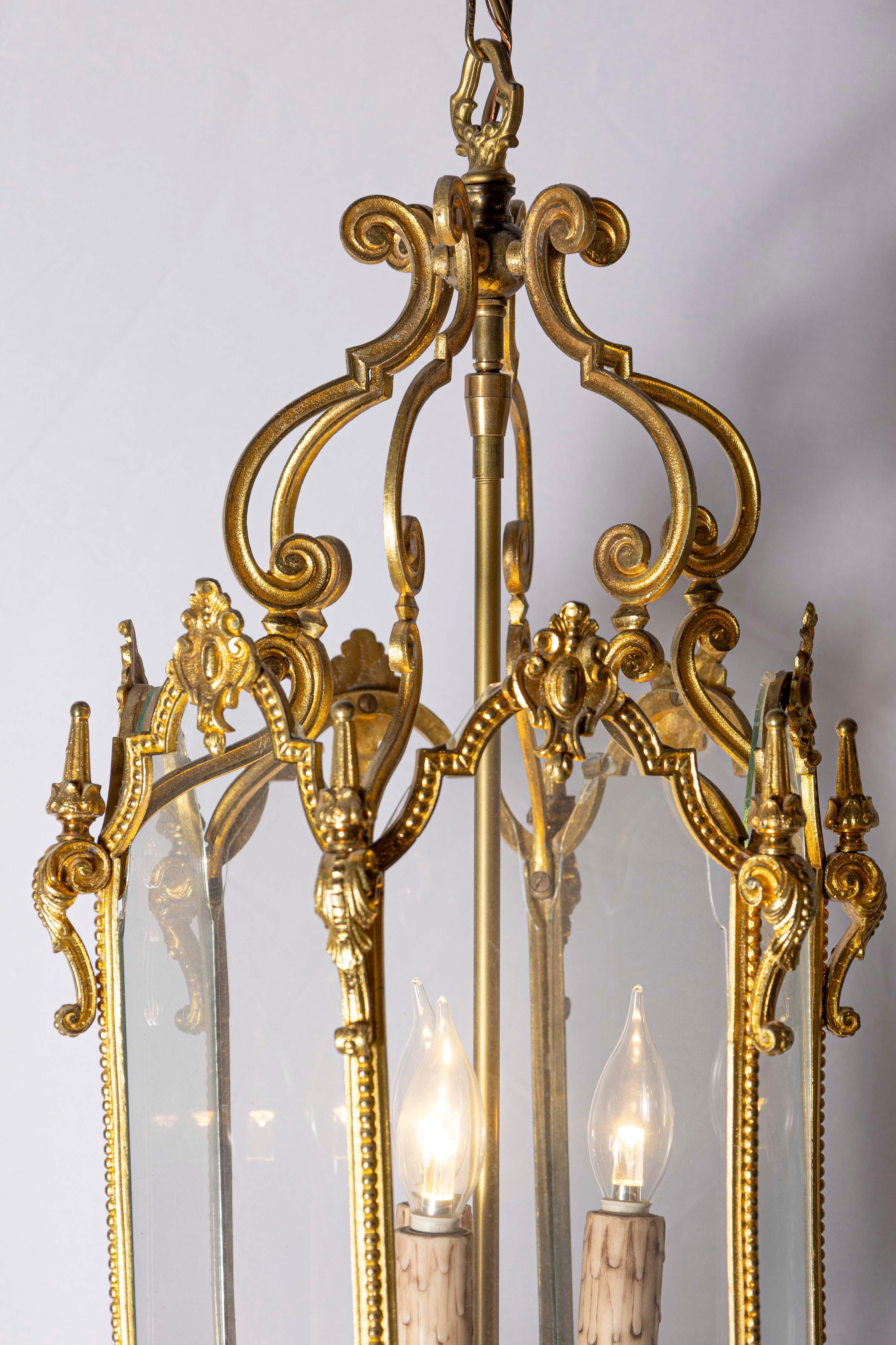 Farol francés del siglo XIX de latón y cristal con cuerpo hexagonal y volutas en venta 1