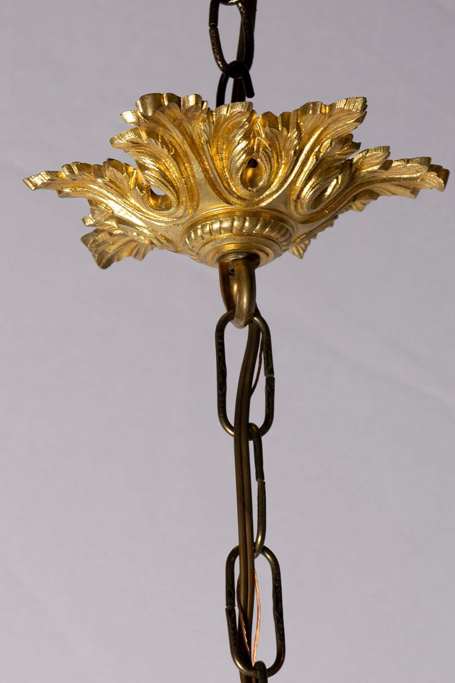 Farol francés del siglo XIX de latón y cristal con cuerpo hexagonal y volutas en venta 2