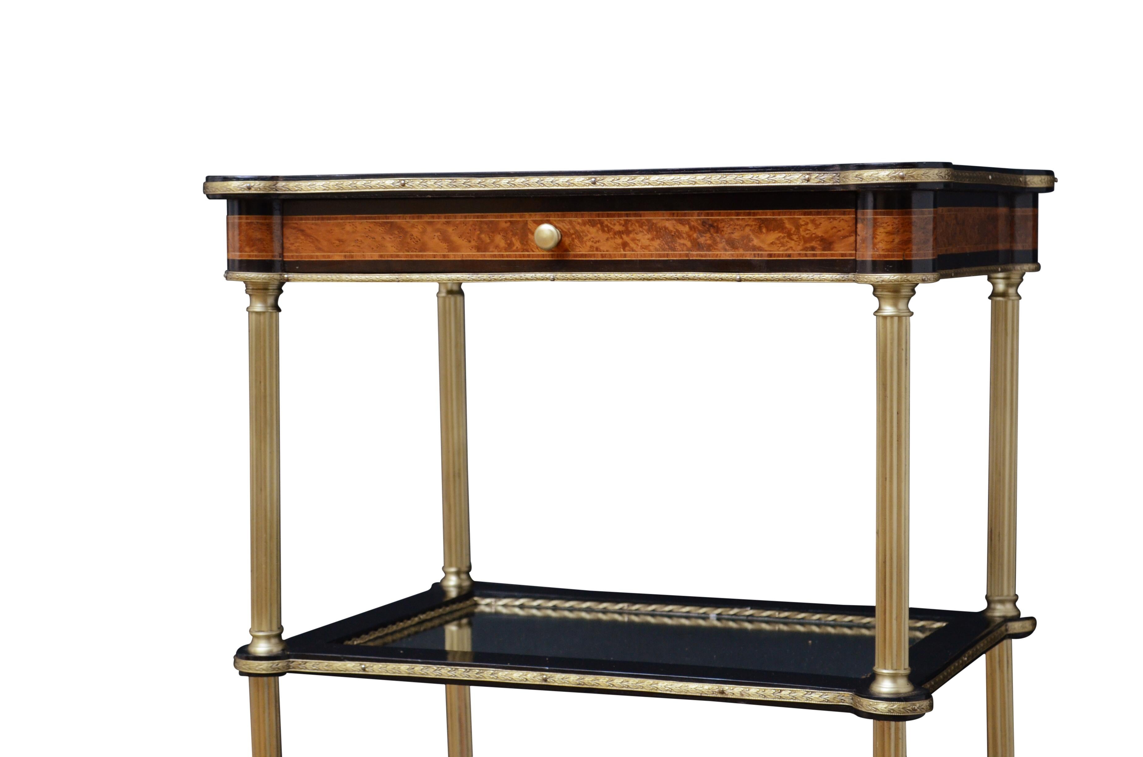 Français Table d'appoint en laiton et marqueterie du 19e siècle français en vente
