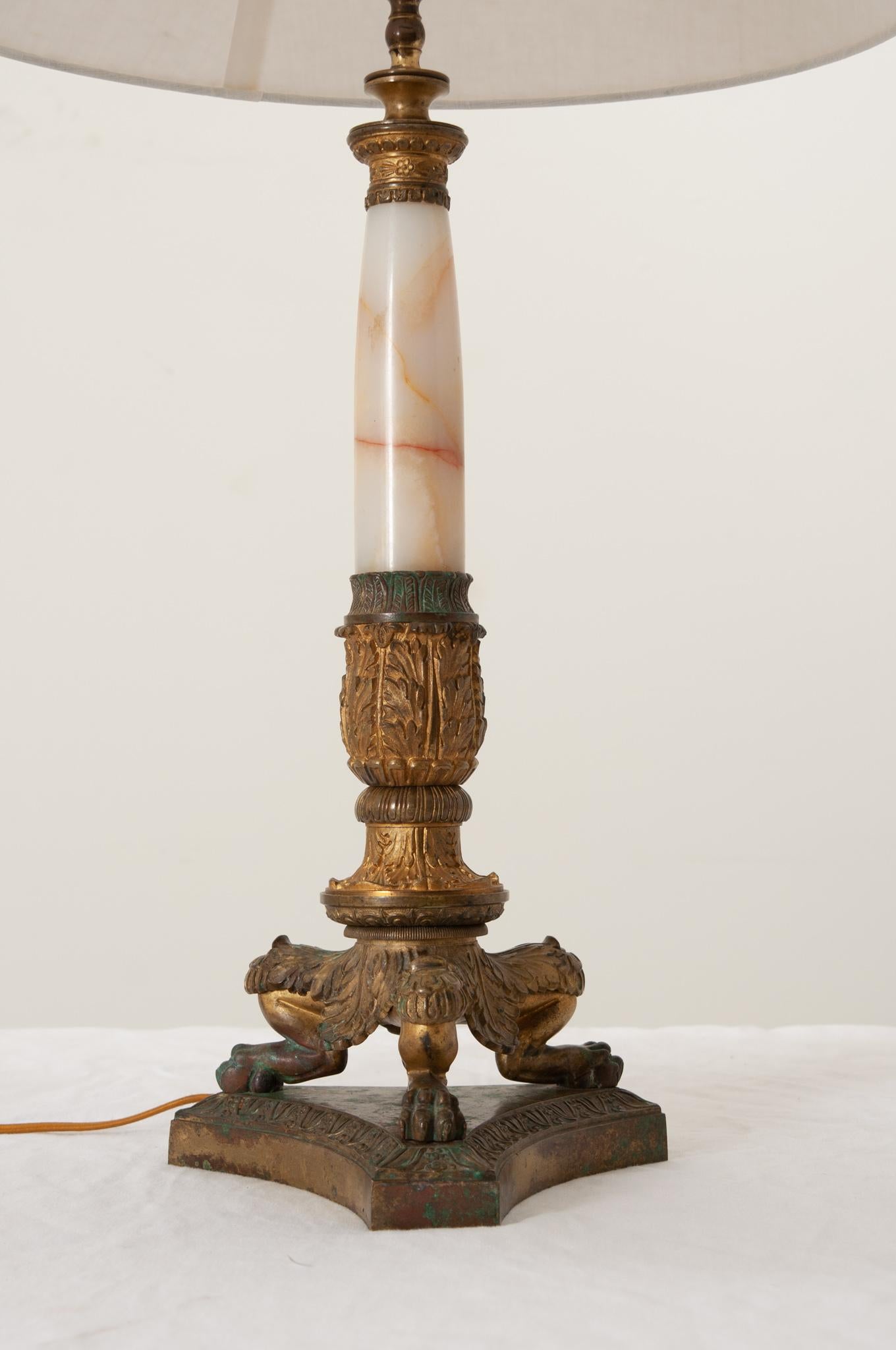 Français Lampe simple en laiton et onyx du XIXe siècle en vente
