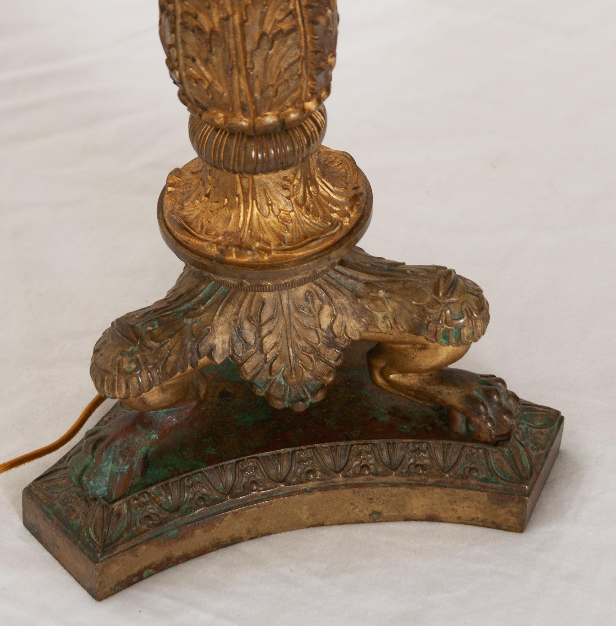 Moulage Lampe simple en laiton et onyx du XIXe siècle en vente