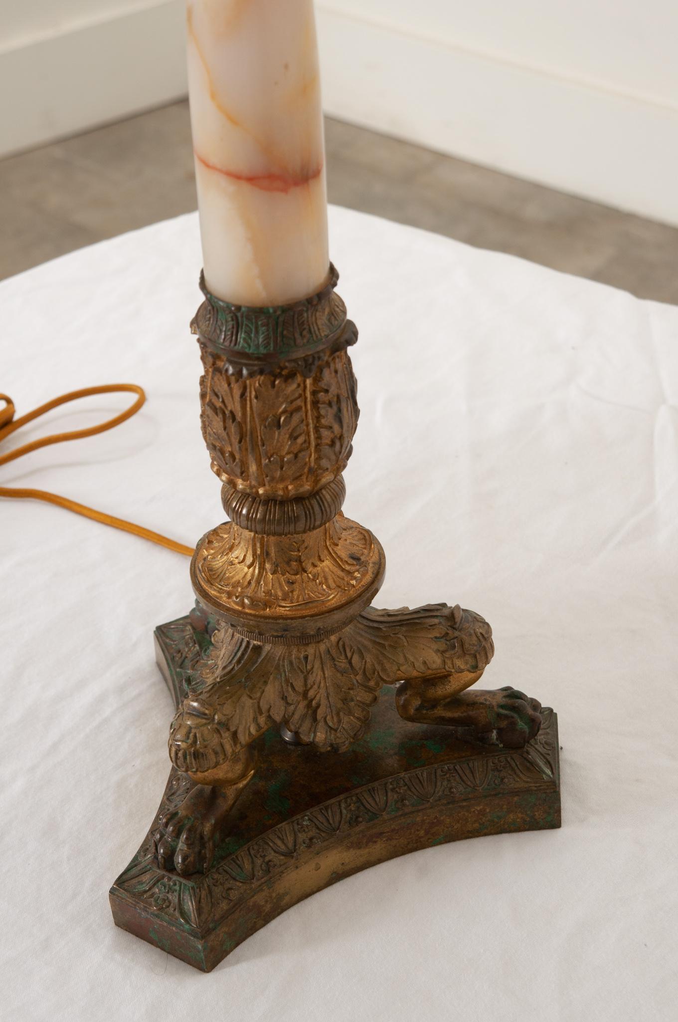 Einzelne Lampe aus Messing und Onyx aus dem 19. Jahrhundert im Zustand „Gut“ im Angebot in Baton Rouge, LA