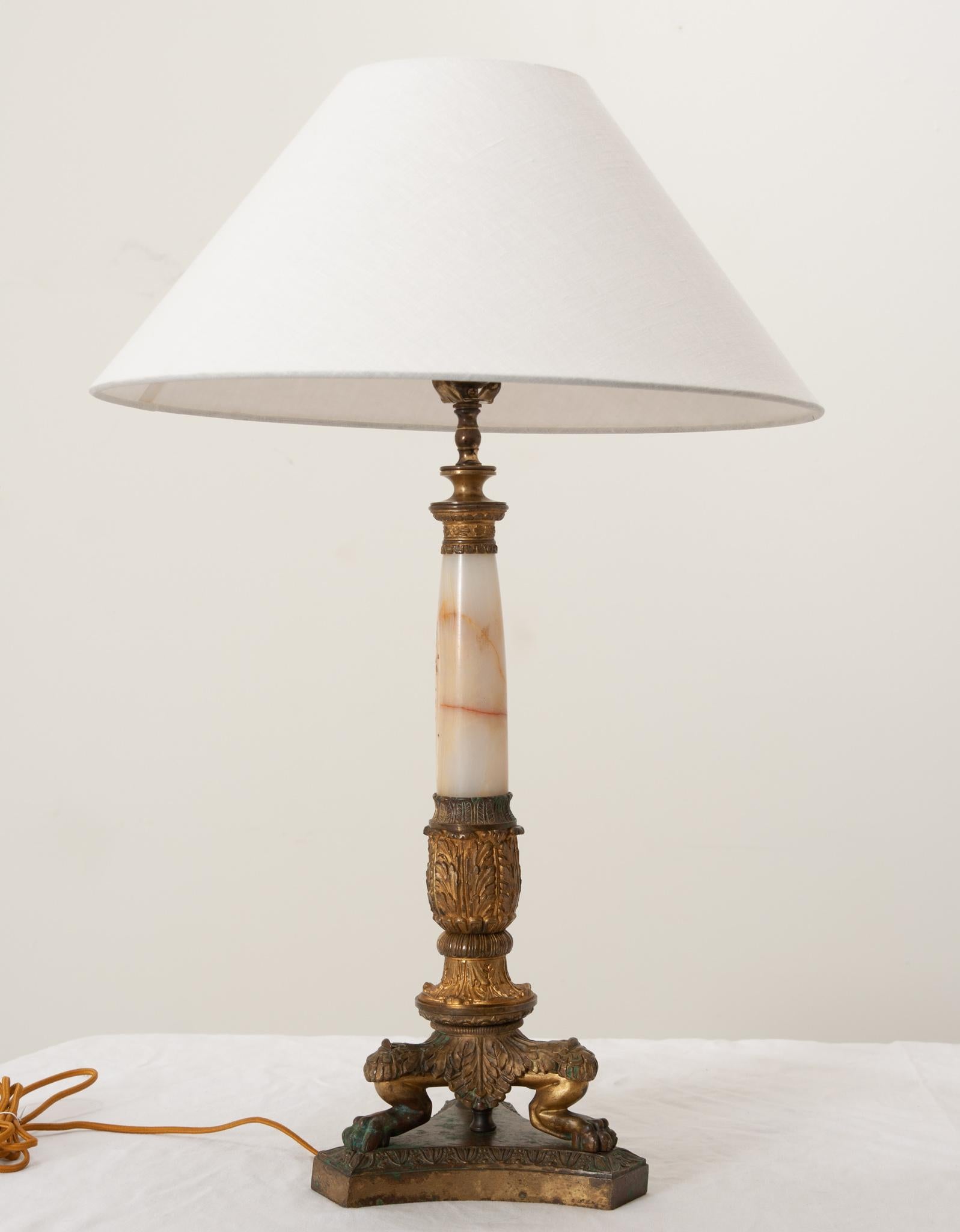 Einzelne Lampe aus Messing und Onyx aus dem 19. Jahrhundert im Angebot 1