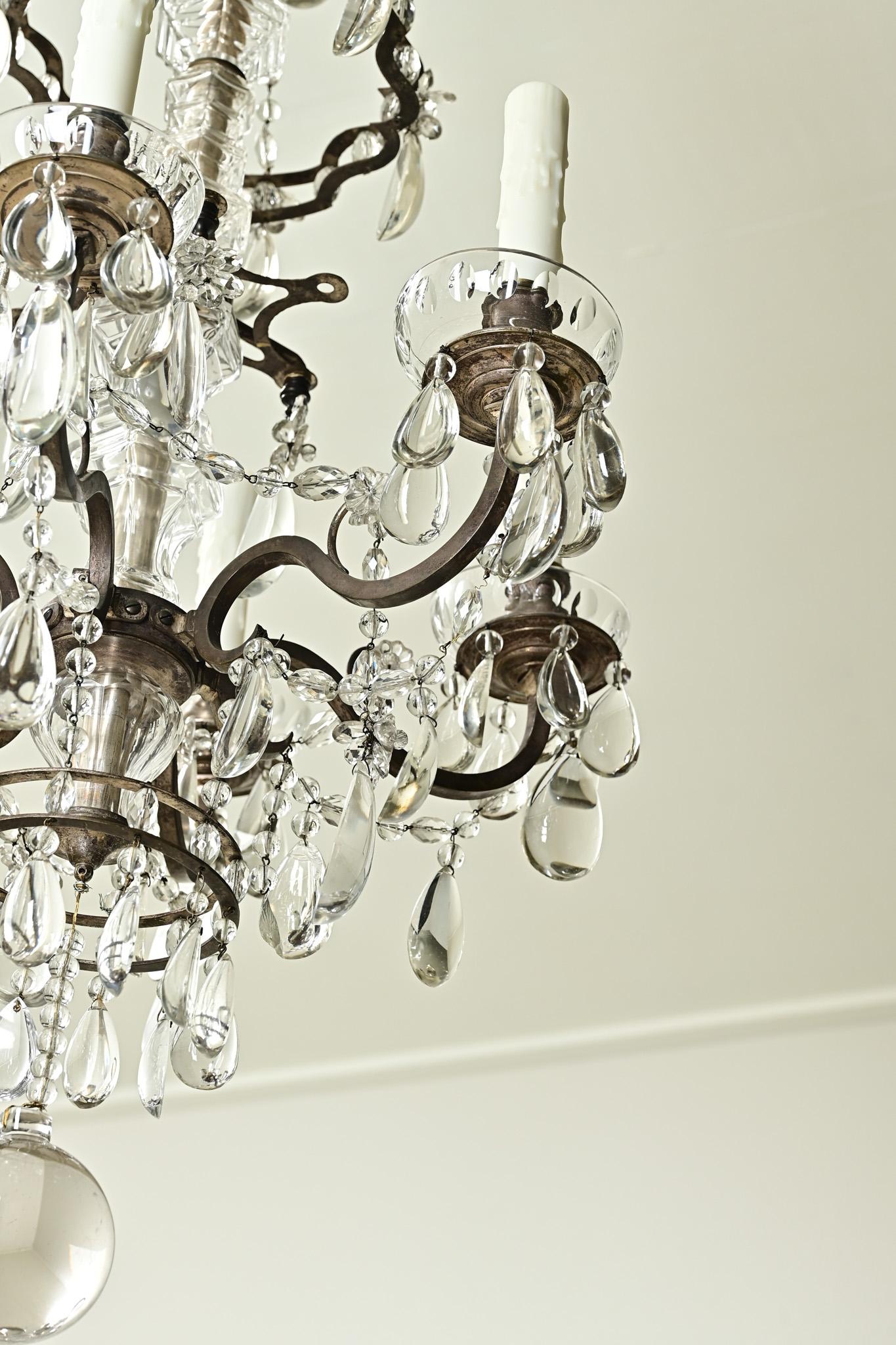 Lampadario francese del XIX secolo in ottone e cristallo in vendita 4