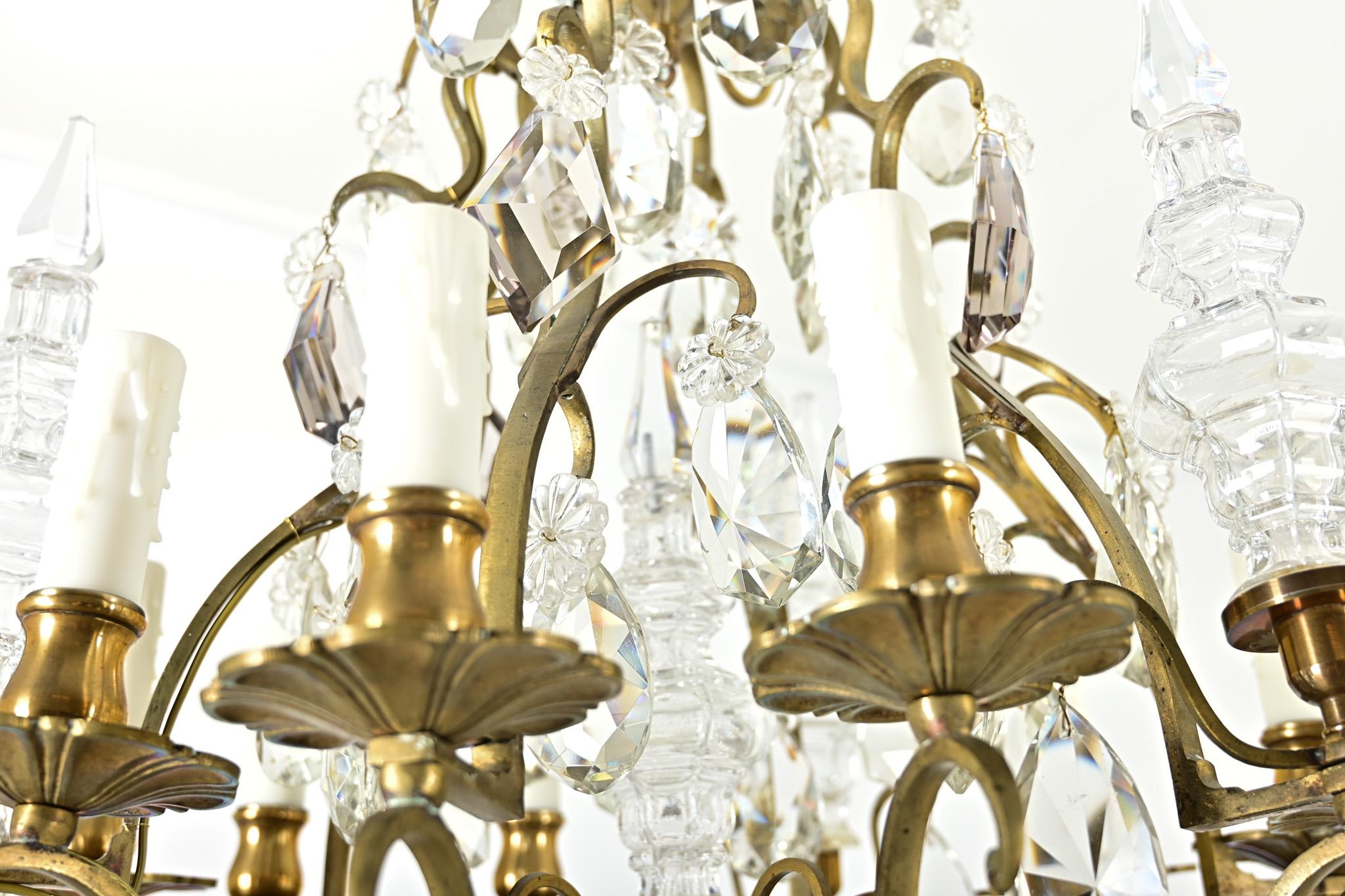 French 19th Century Brass & Crystal Chandelier in vendita 4