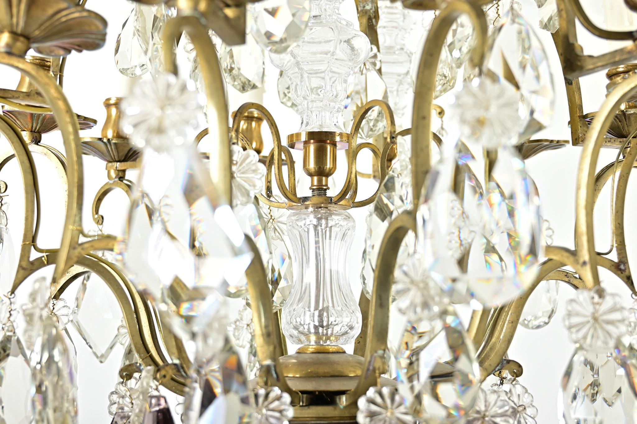 French 19th Century Brass & Crystal Chandelier in vendita 5