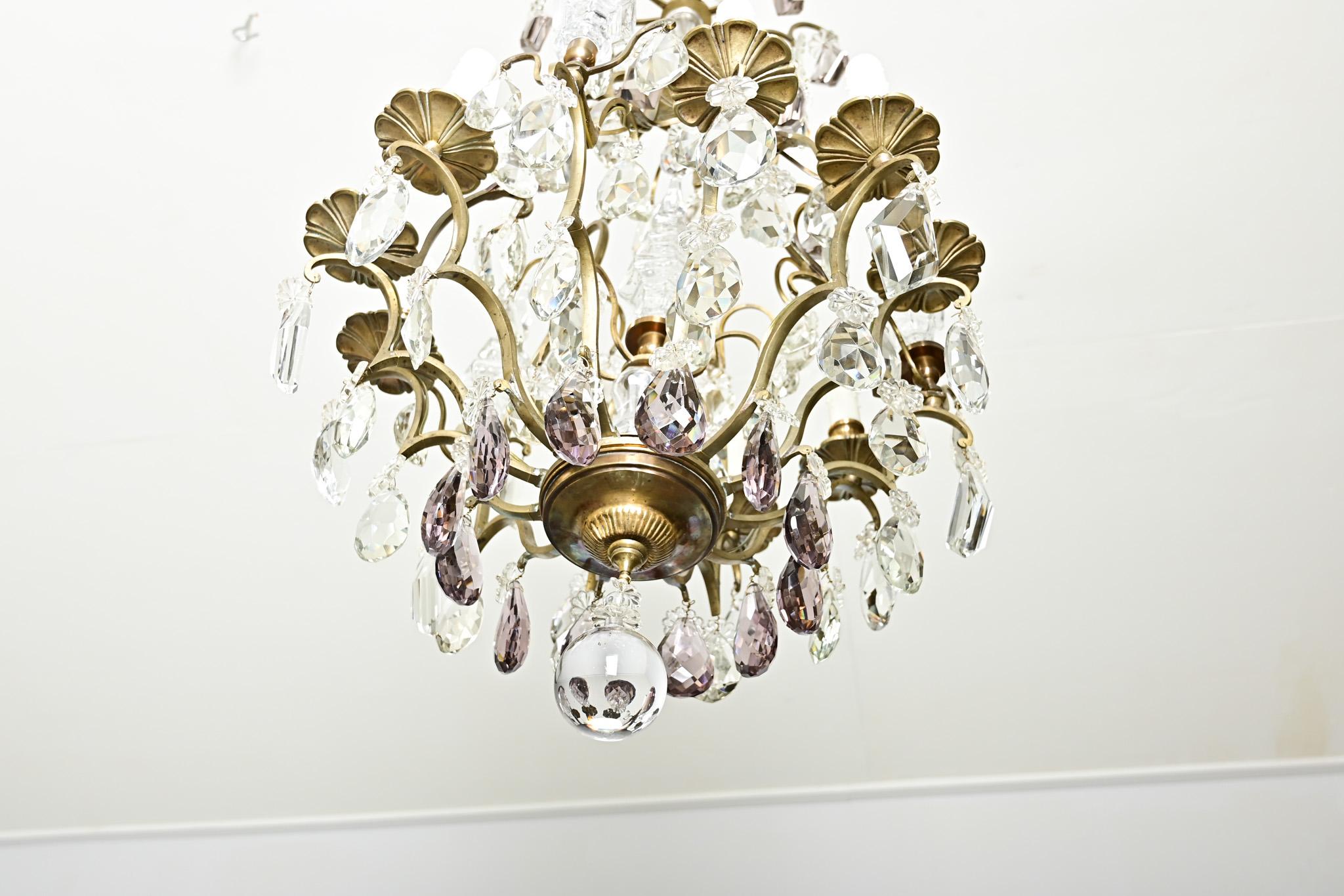 Stile provenzale French 19th Century Brass & Crystal Chandelier in vendita