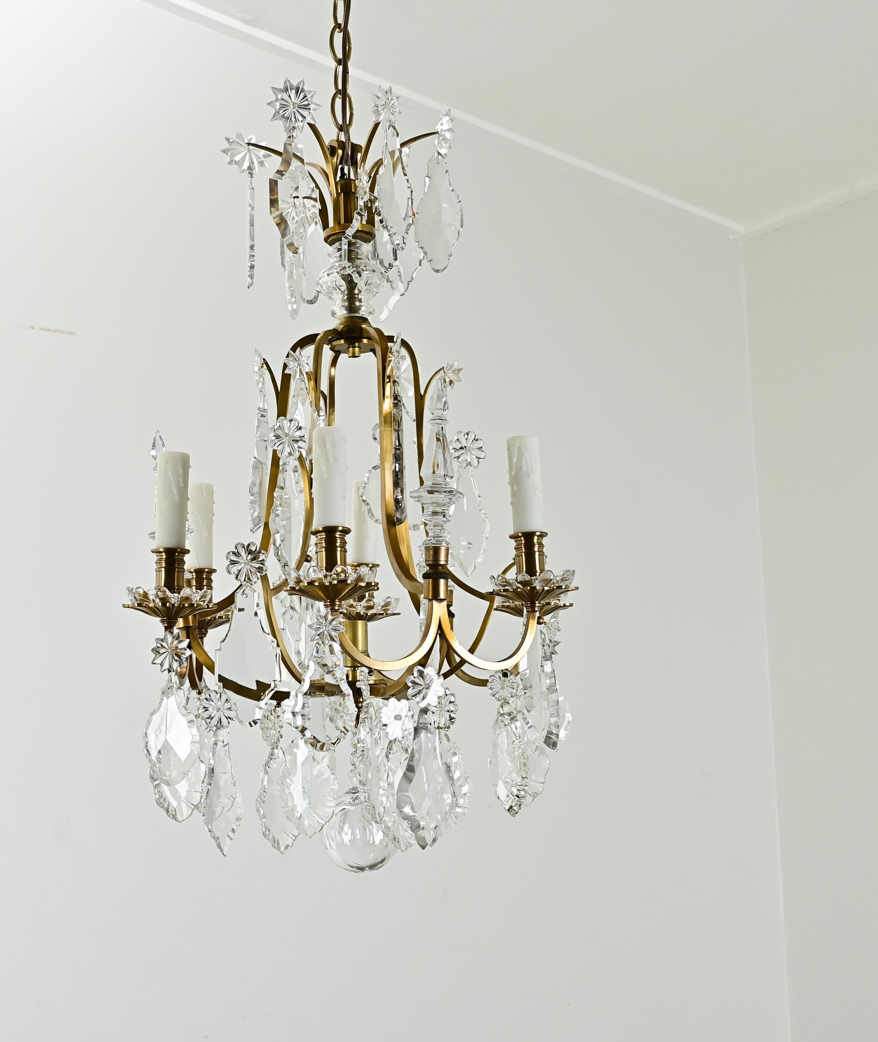 Francese Lampadario francese del XIX secolo in ottone e cristallo in vendita