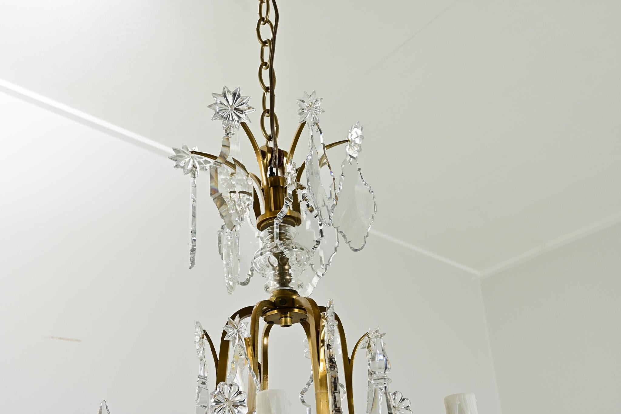 Lampadario francese del XIX secolo in ottone e cristallo In condizioni buone in vendita a Baton Rouge, LA