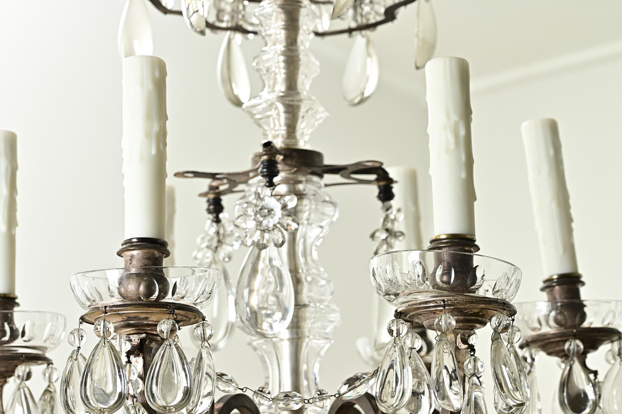 Lampadario francese del XIX secolo in ottone e cristallo in vendita 1