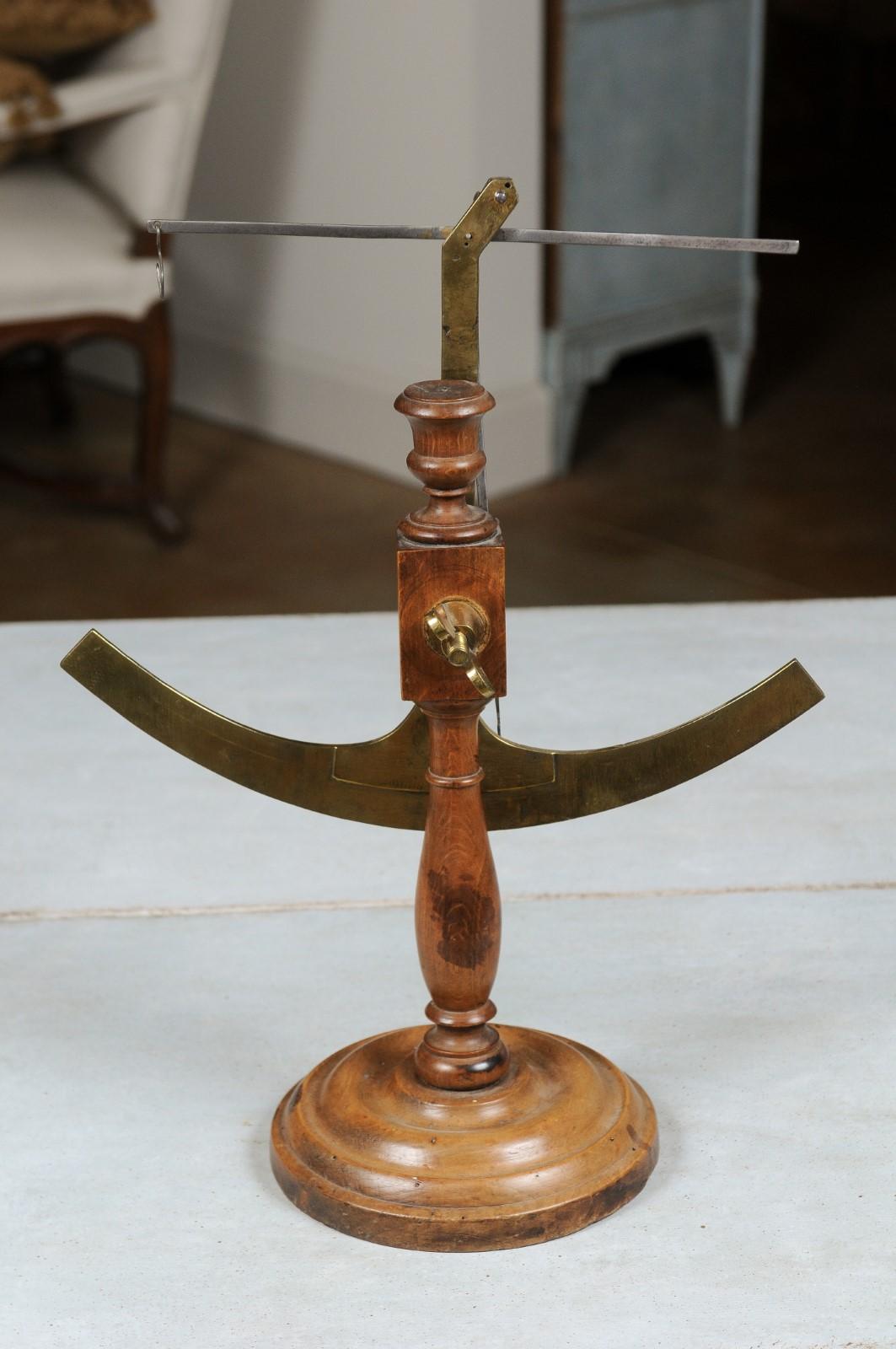 Bilancia francese del XIX secolo in ottone su base di legno firmata Robert A Vienne 4