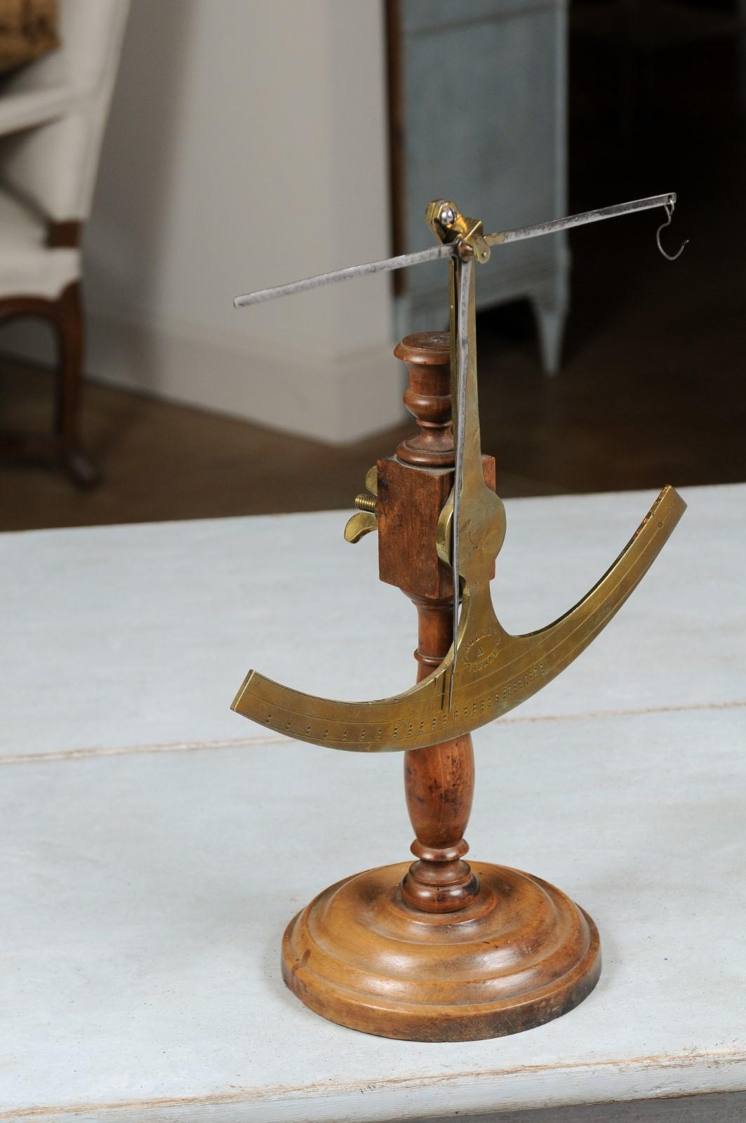 Bilancia francese del XIX secolo in ottone su base di legno firmata Robert A Vienne 1