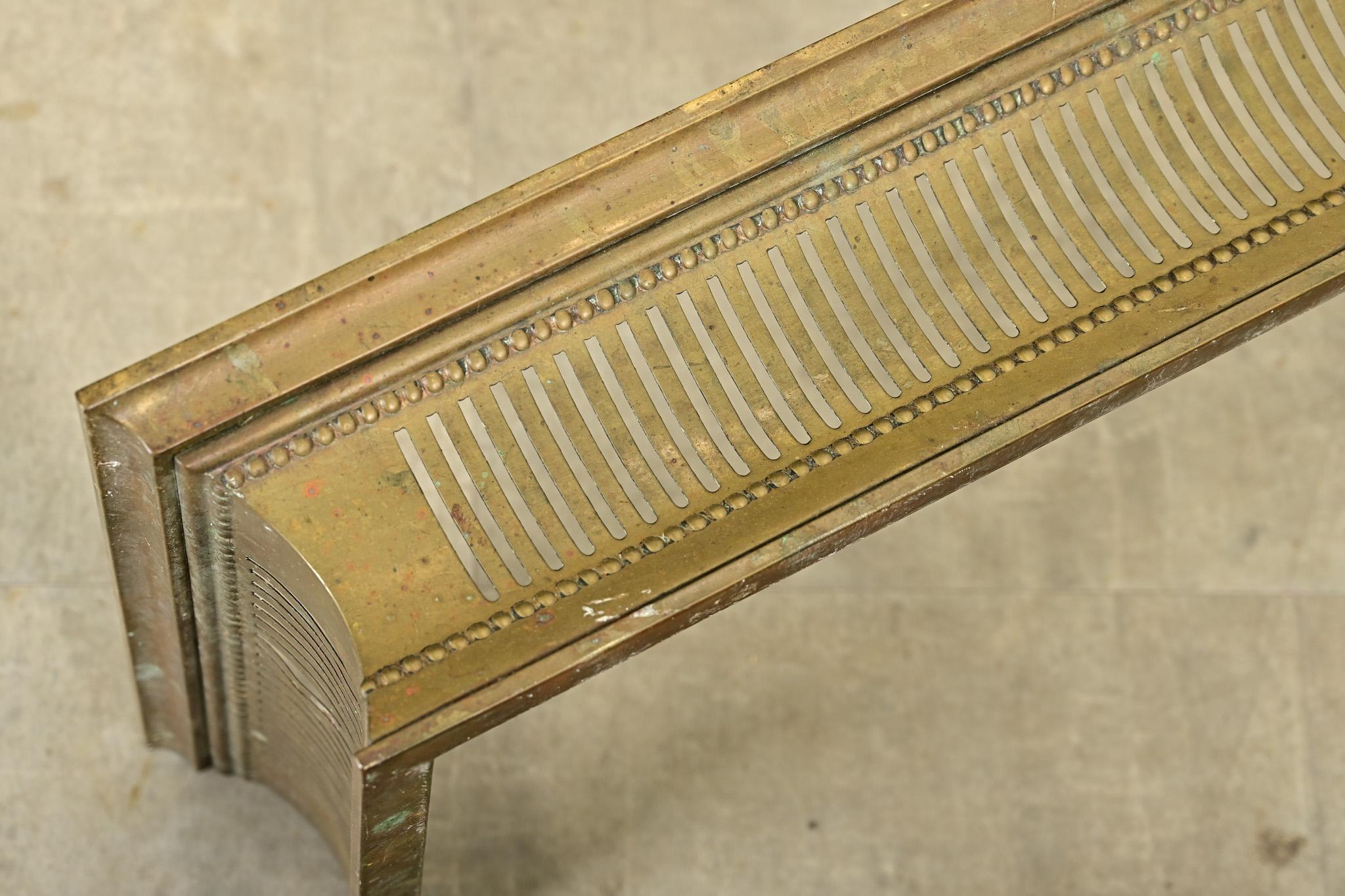 Parafuoco francese in ottone del XIX secolo 3