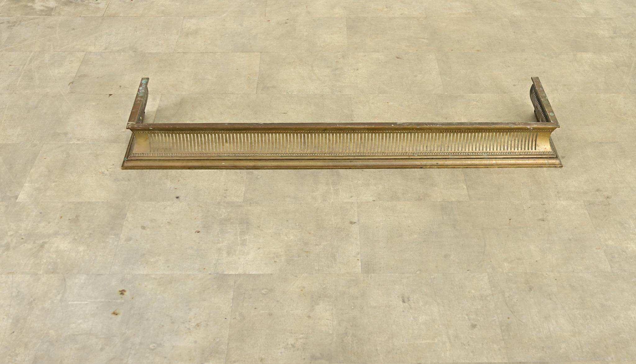 Neoclassico Parafuoco francese in ottone del XIX secolo