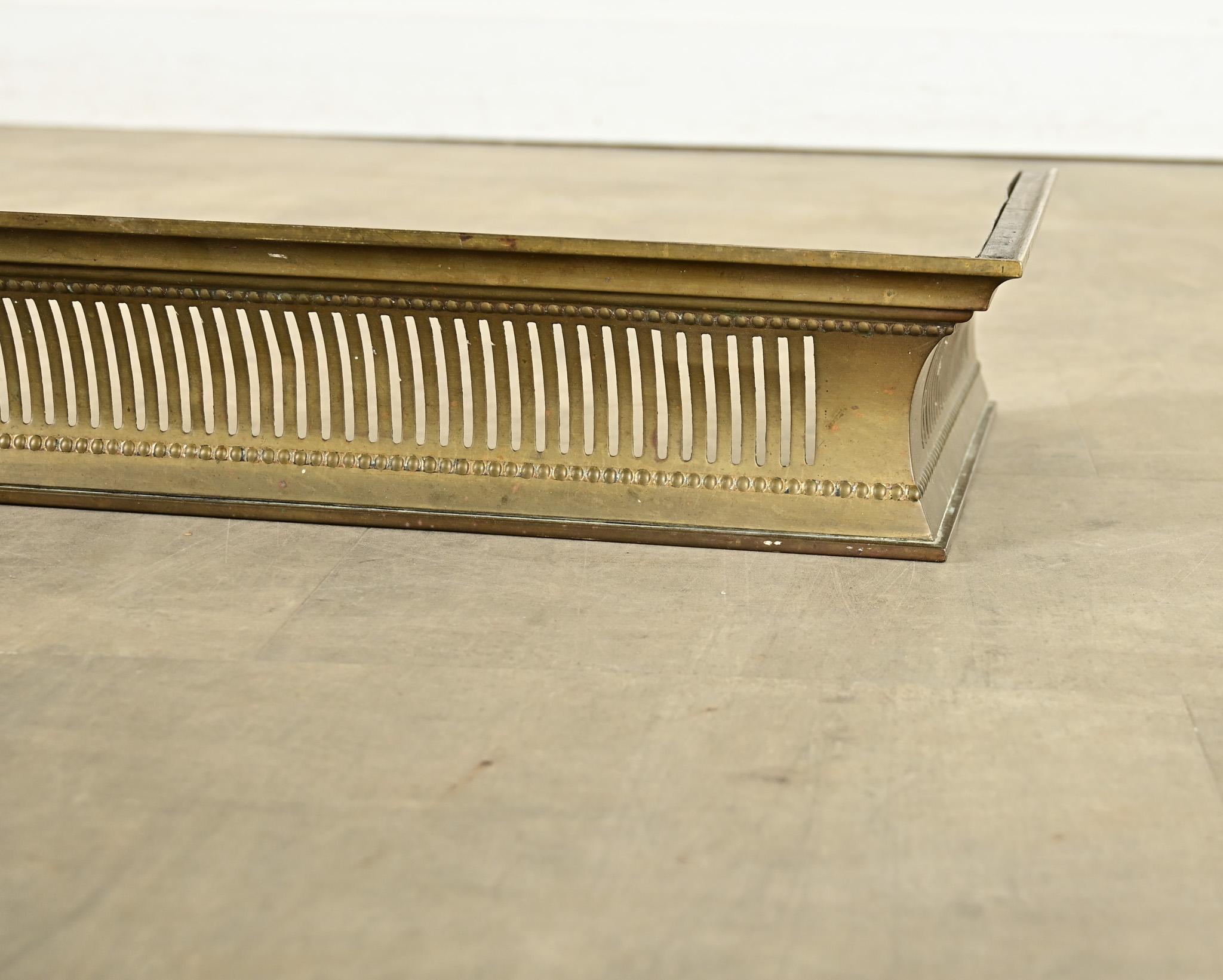 Parafuoco francese in ottone del XIX secolo 1