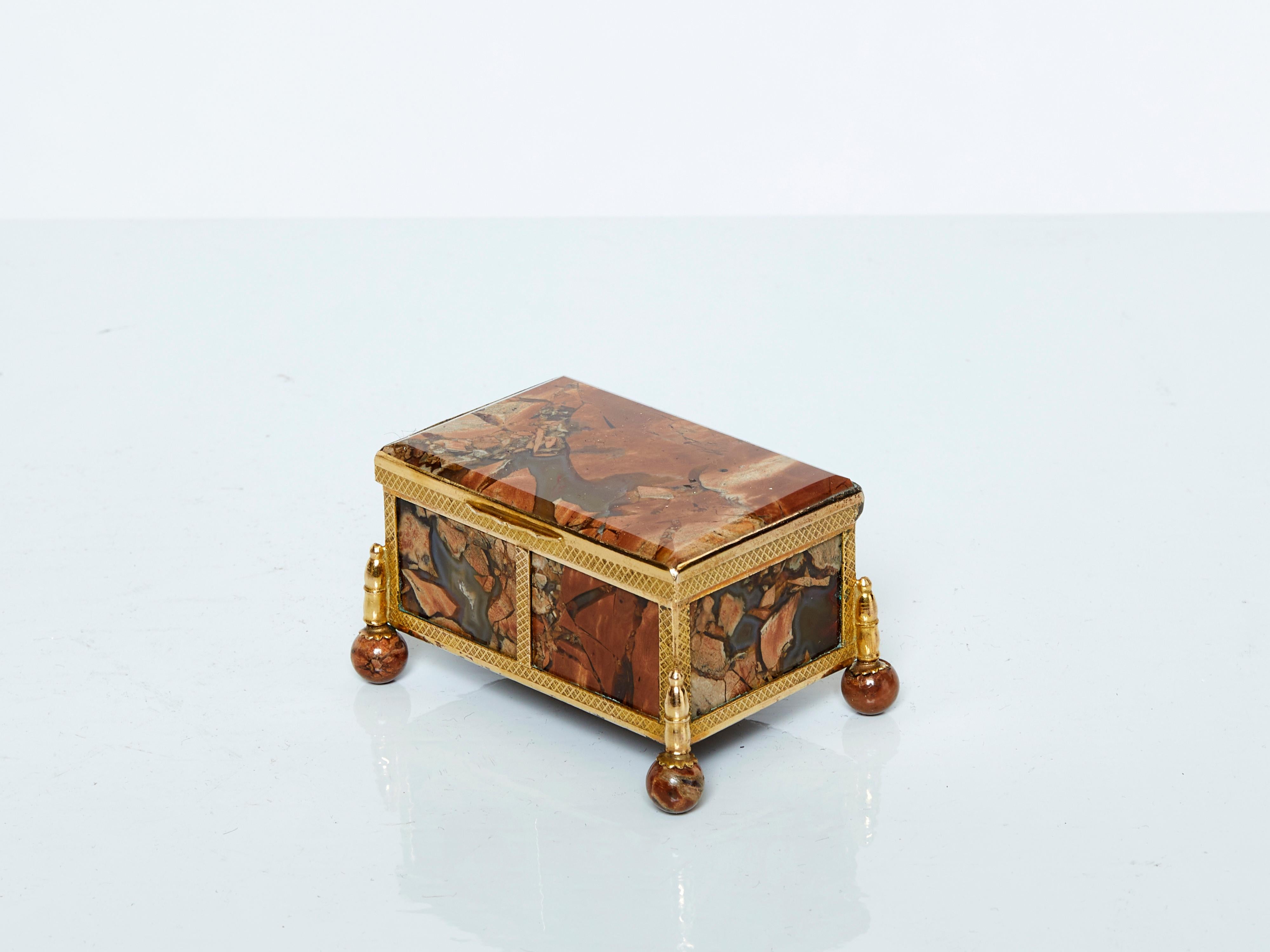 A beautiful French 19th century Napoleon III polished agate and brass mounted jewellery box, all sides composed with a total of height panels of vividly-hued red agate stone, atop ball agate feet. A collectible piece, fully cleaned, and found in a