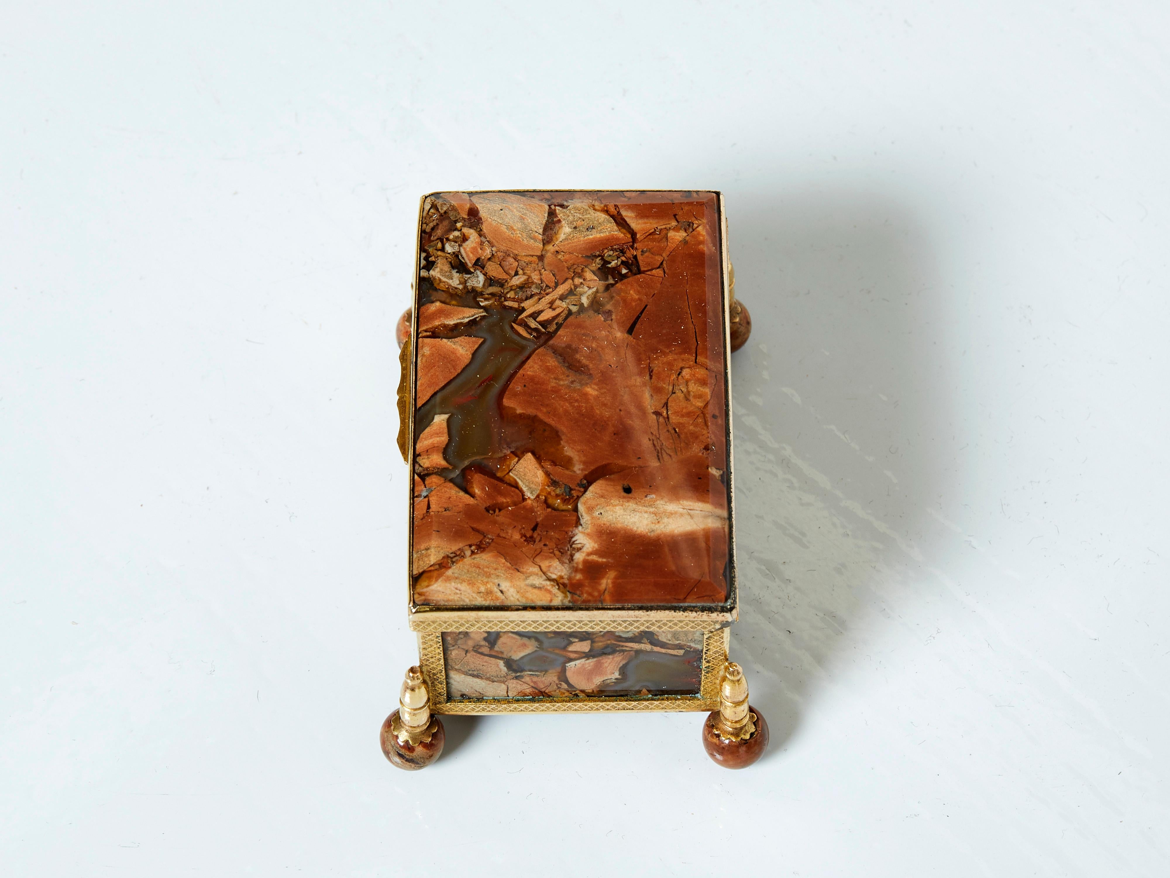 Laiton Boîte à bijoux Napoléon III en laiton et pierre d'agate rouge du 19ème siècle. en vente