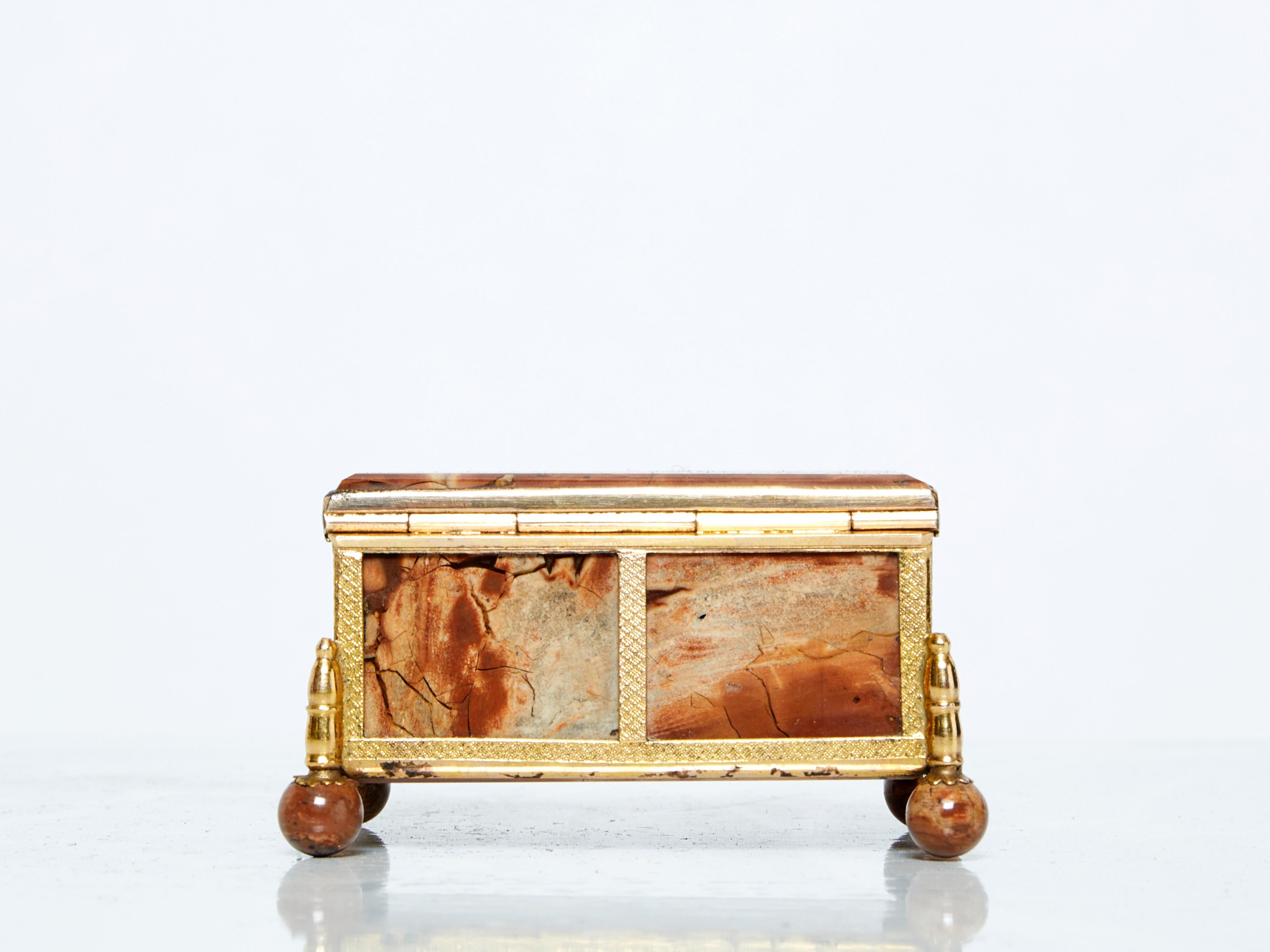 Boîte à bijoux Napoléon III en laiton et pierre d'agate rouge du 19ème siècle. en vente 1