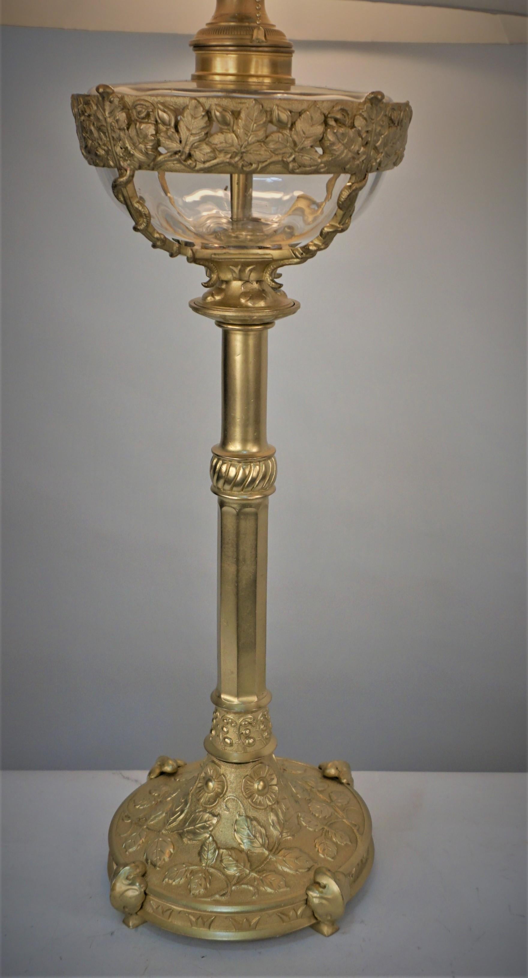 Cette belle lampe à huile en bronze et cristal du 19ème siècle a été électrifiée par des professionnels avec une prise à chaîne double et équipée d'un abat-jour en soie plissé à la main.
Les mesures incluent l'abat-jour.
