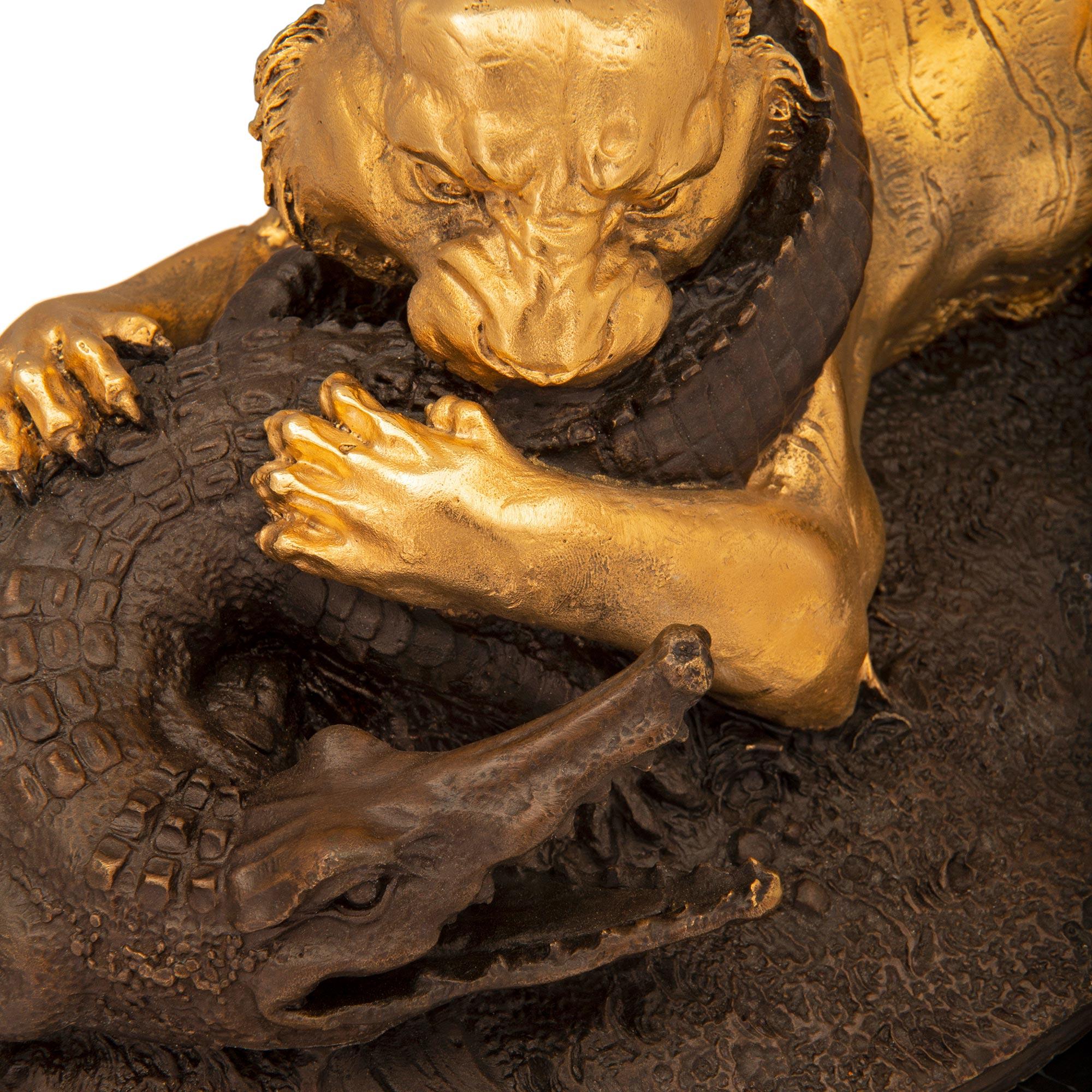 XIXe siècle Statue française du 19ème siècle en bronze et bronze doré d'une panthère tenant un alligator en vente