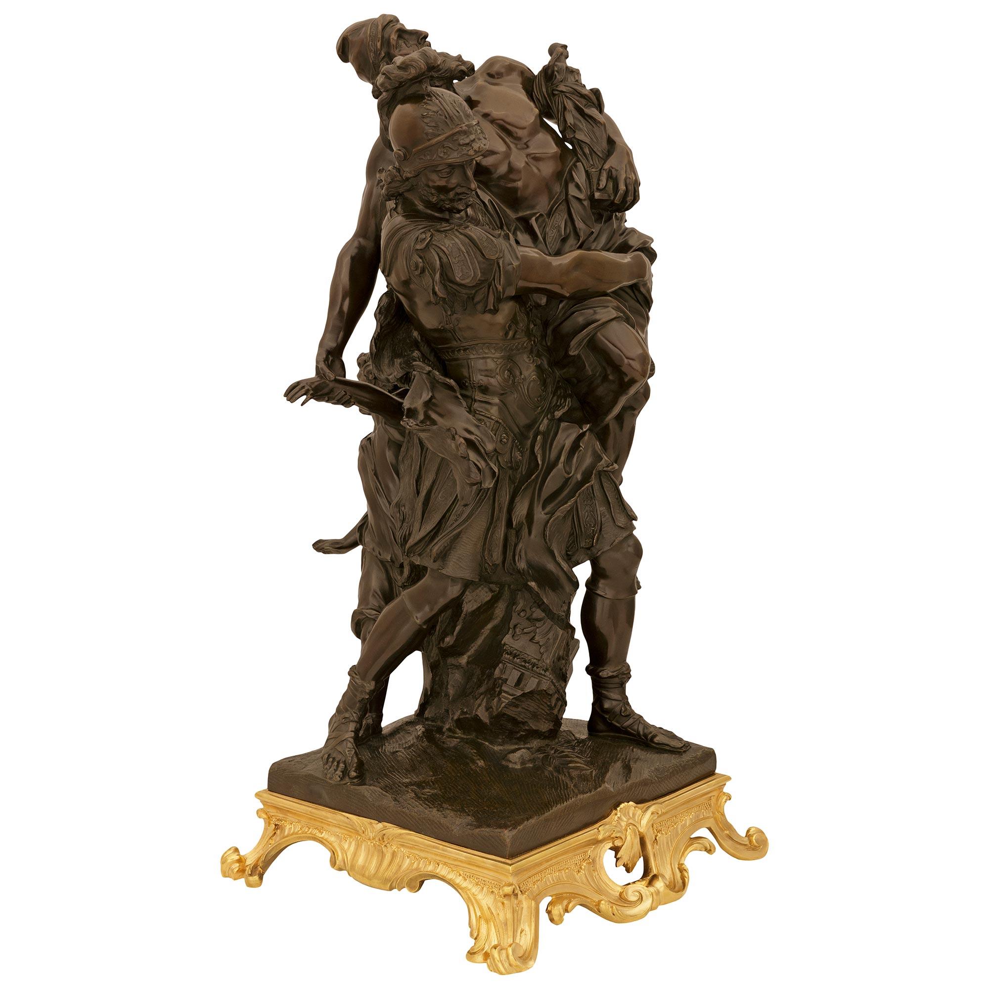 Statua in bronzo patinato e ormolu di Enea e Anchise, bella e ricca di dettagli, in stile neoclassico francese del XIX secolo. Questa meravigliosa statua, realizzata su modello di Pierre Lepautre e Francois Girardon, si erge su una base in Ormolu a