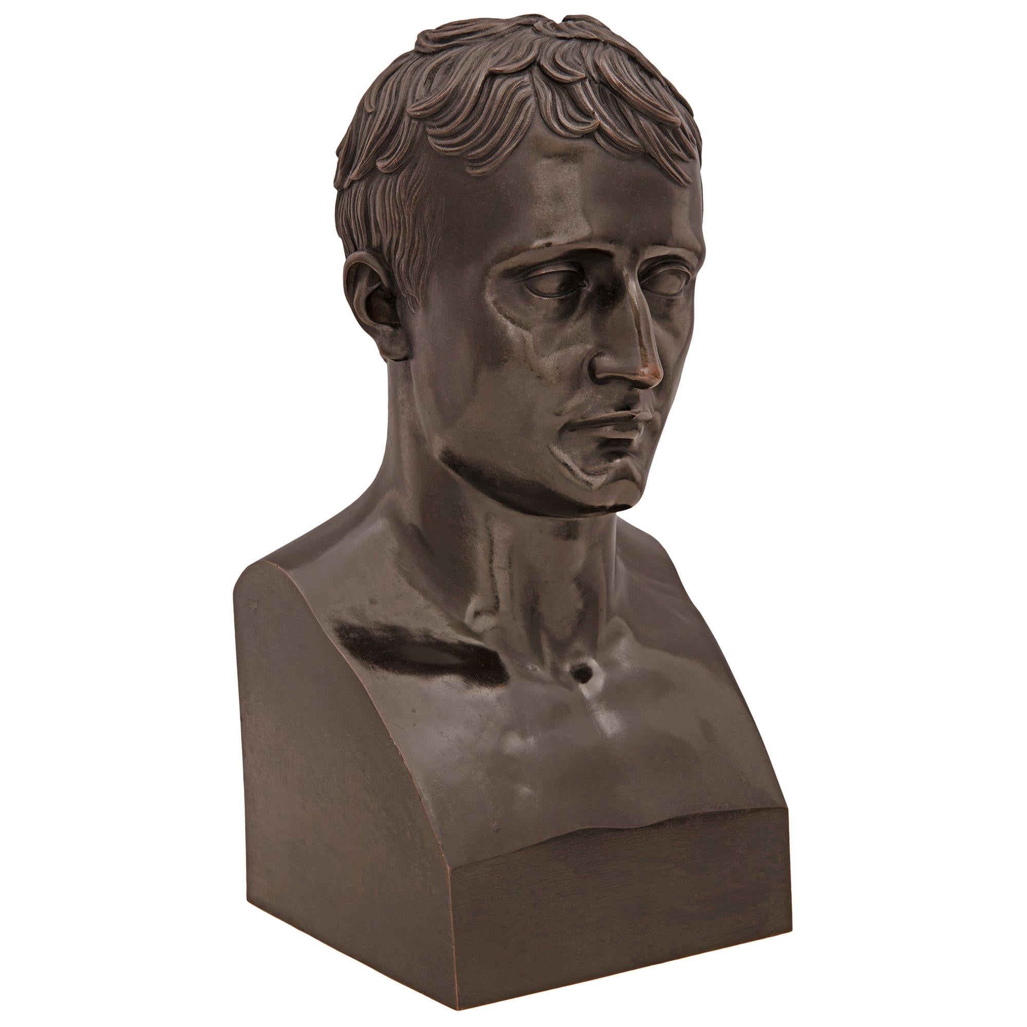 Un sorprendente busto di Napoleone in bronzo patinato del XIX secolo, su modello di Antonio Canova. Il busto è sollevato da una base quadrata sulla quale è riportata l'iscrizione Canova. Qui sopra c'è l'affascinante Napoleone, meravigliosamente
