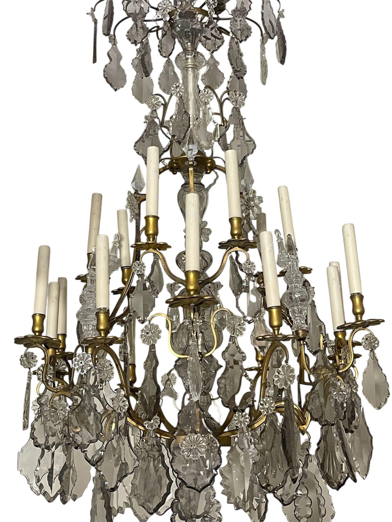 Francese Lampadario francese del XIX secolo in bronzo con vetro tagliato in stile Baccarat in vendita