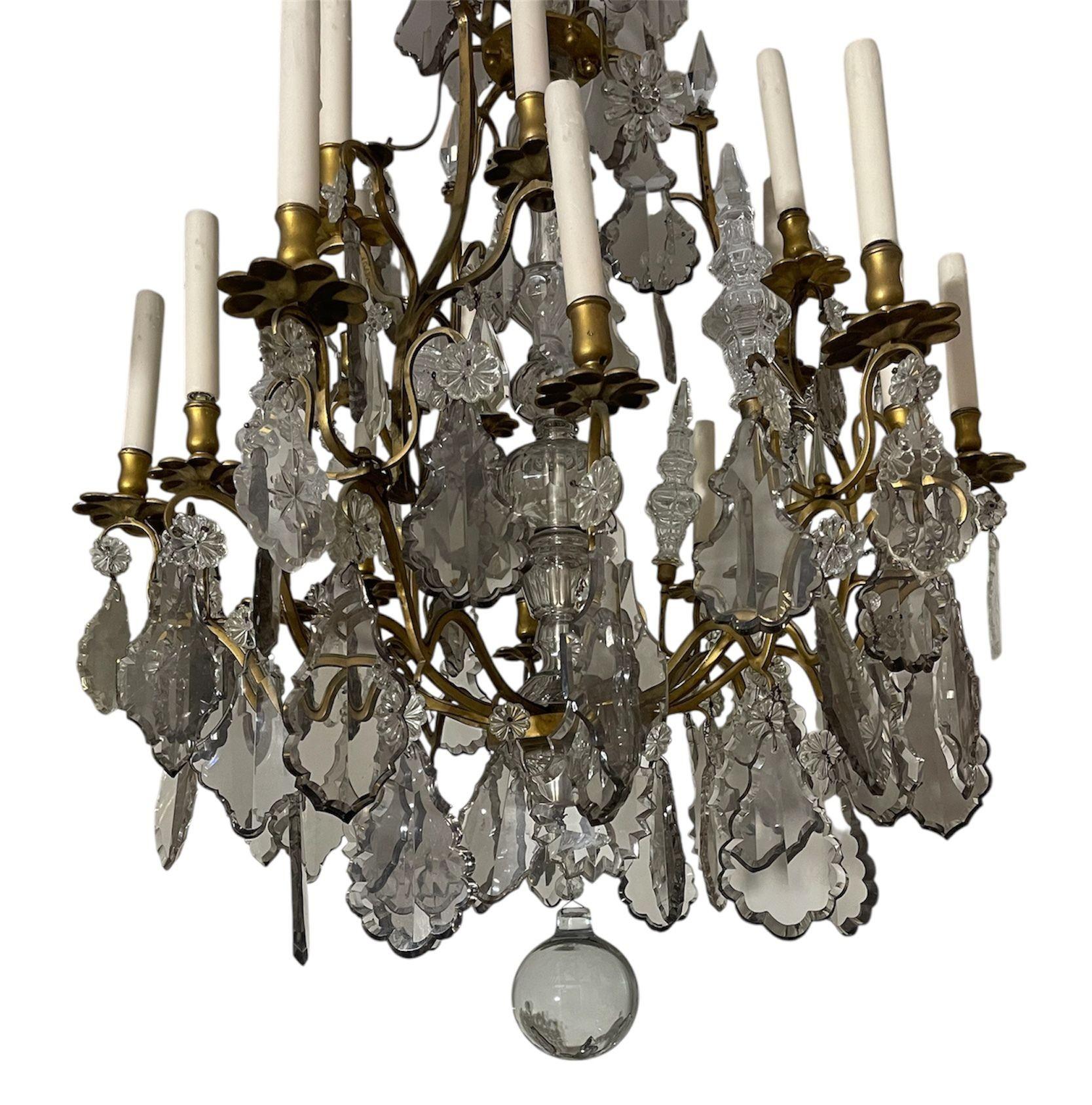 Bronzo Lampadario francese del XIX secolo in bronzo con vetro tagliato in stile Baccarat in vendita
