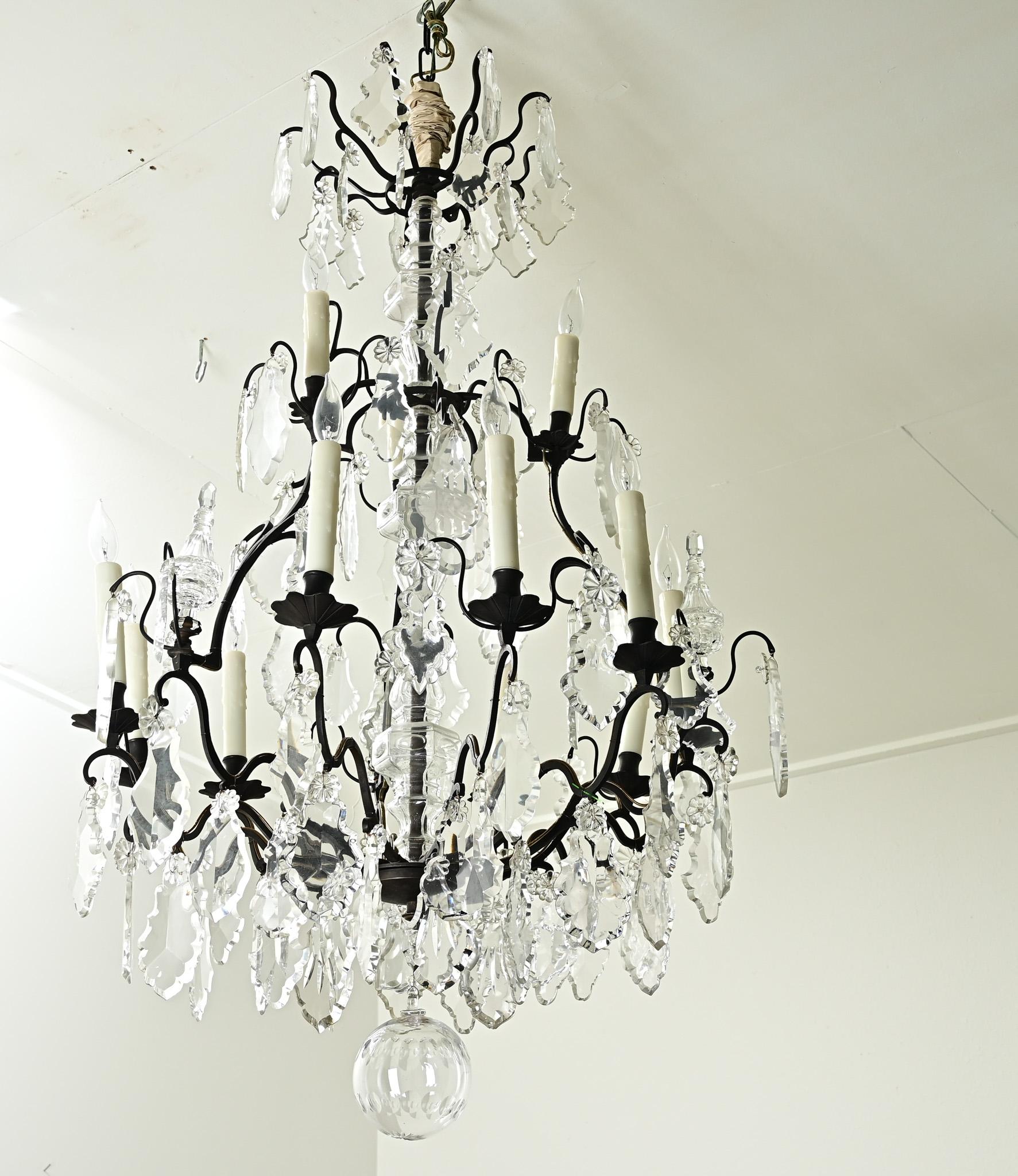 Lampadario francese del XIX secolo in bronzo e cristallo in vendita 3