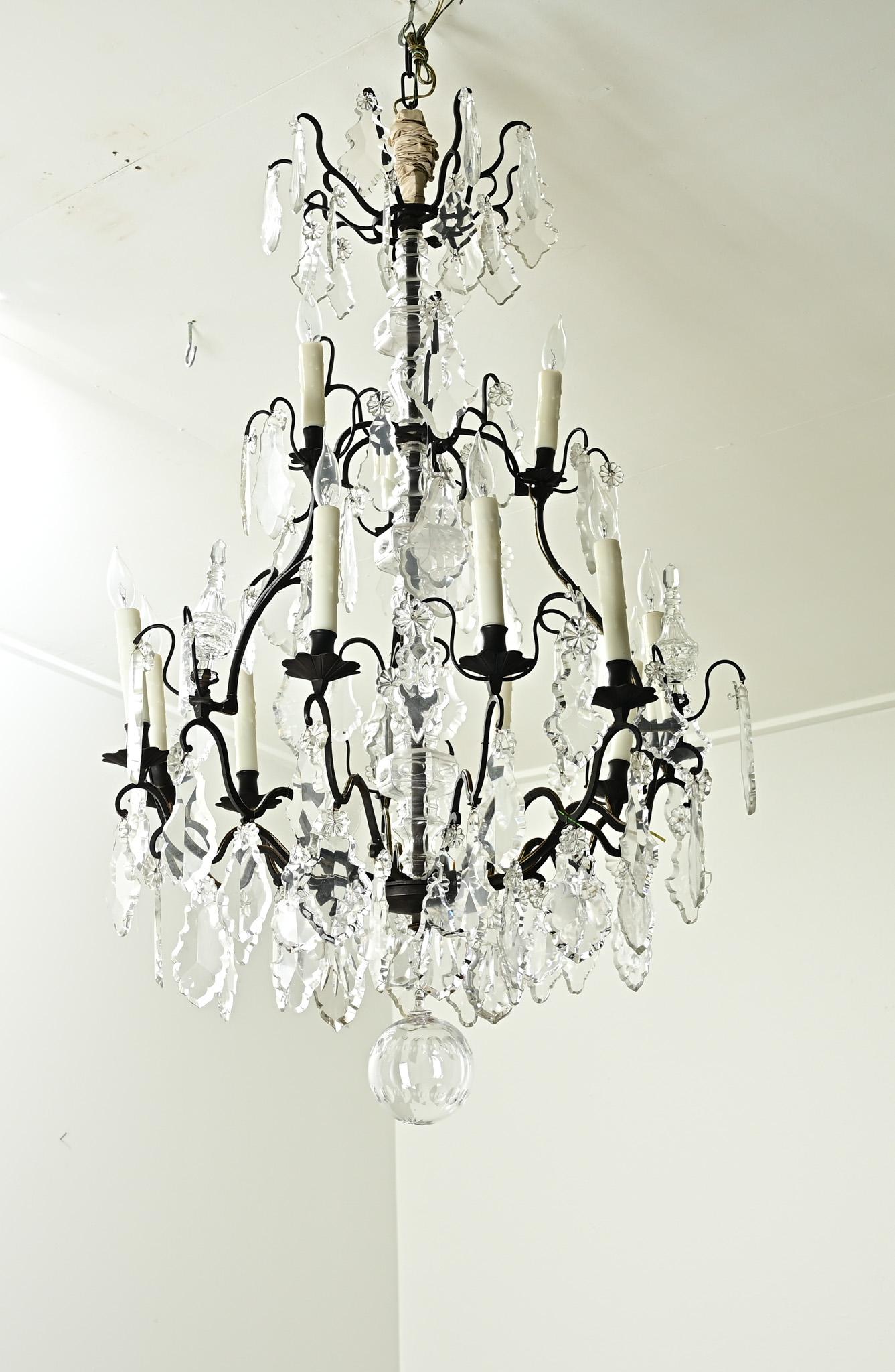 Lampadario francese del XIX secolo in bronzo e cristallo in vendita 5