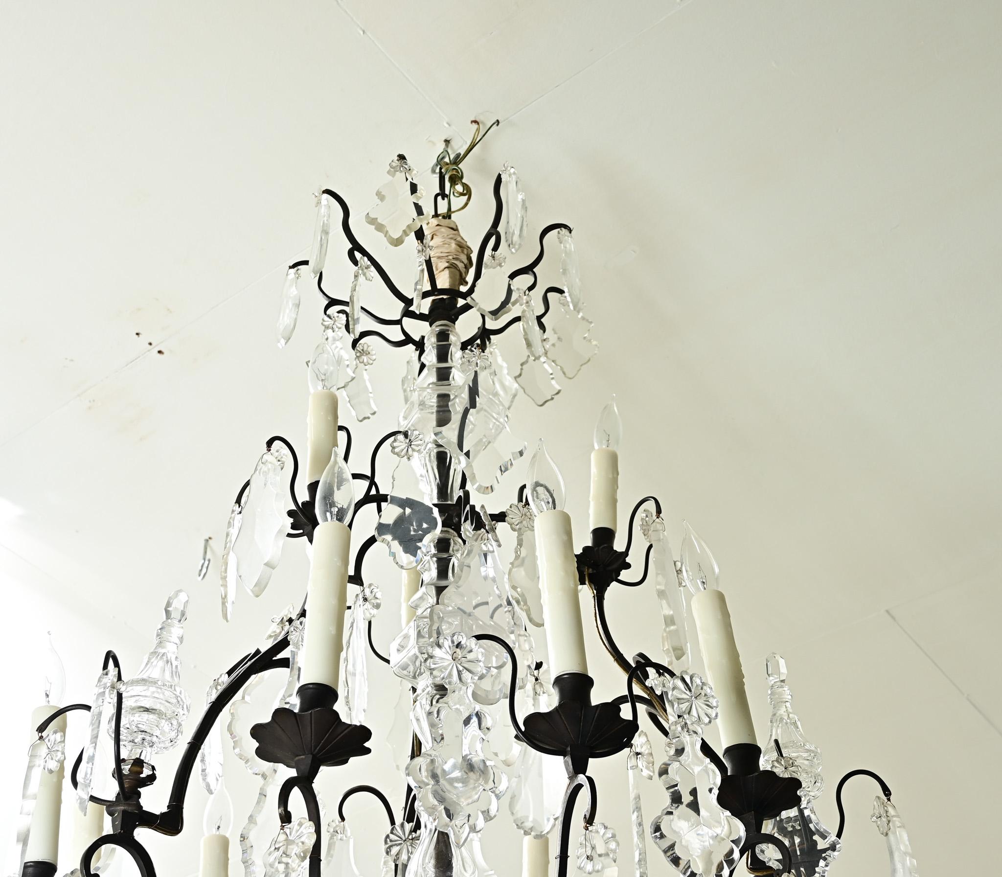 Oggetti in metallo Lampadario francese del XIX secolo in bronzo e cristallo in vendita