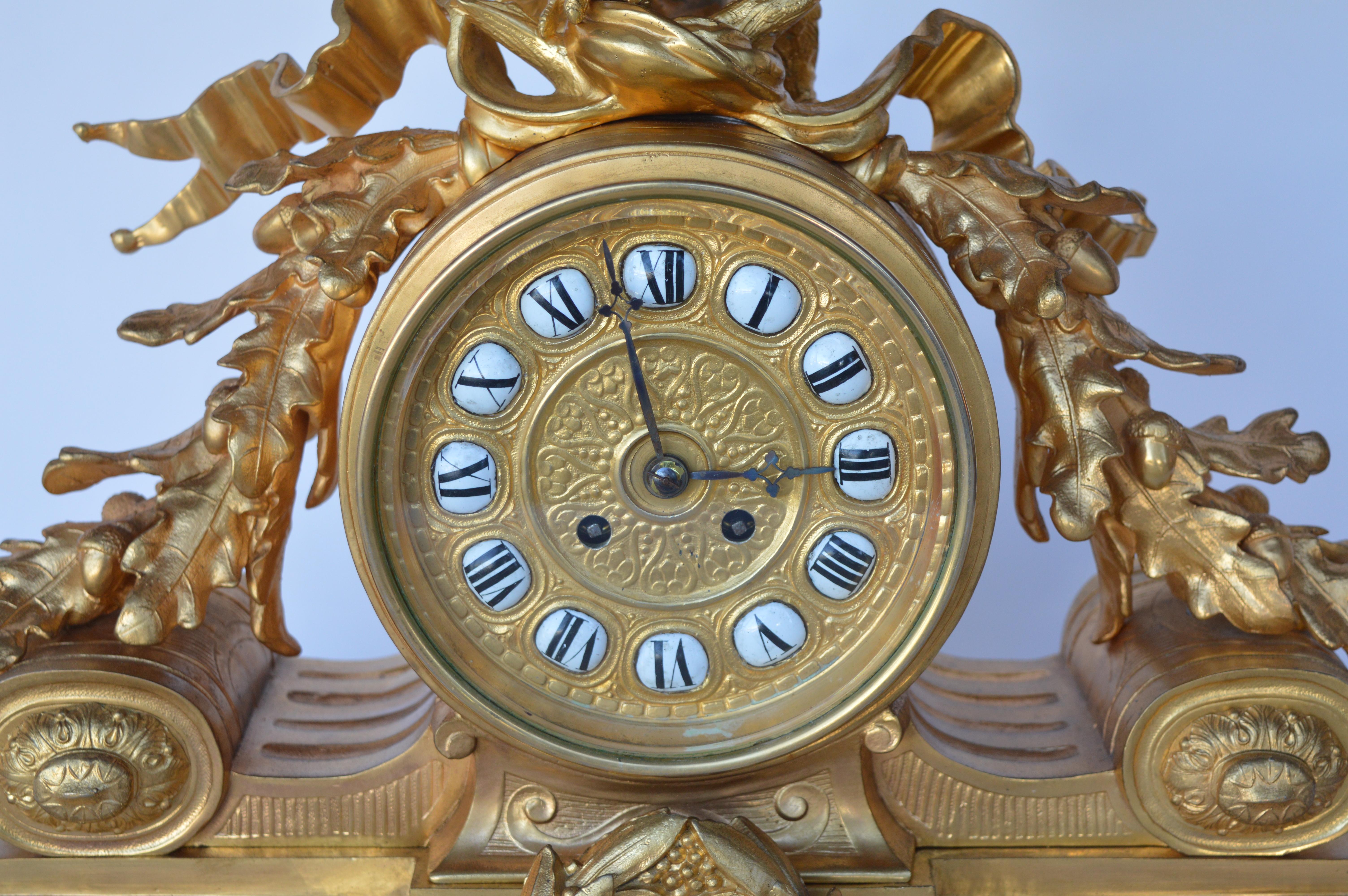 Horloge française du 19ème siècle en bronze et plaqué or en vente 3