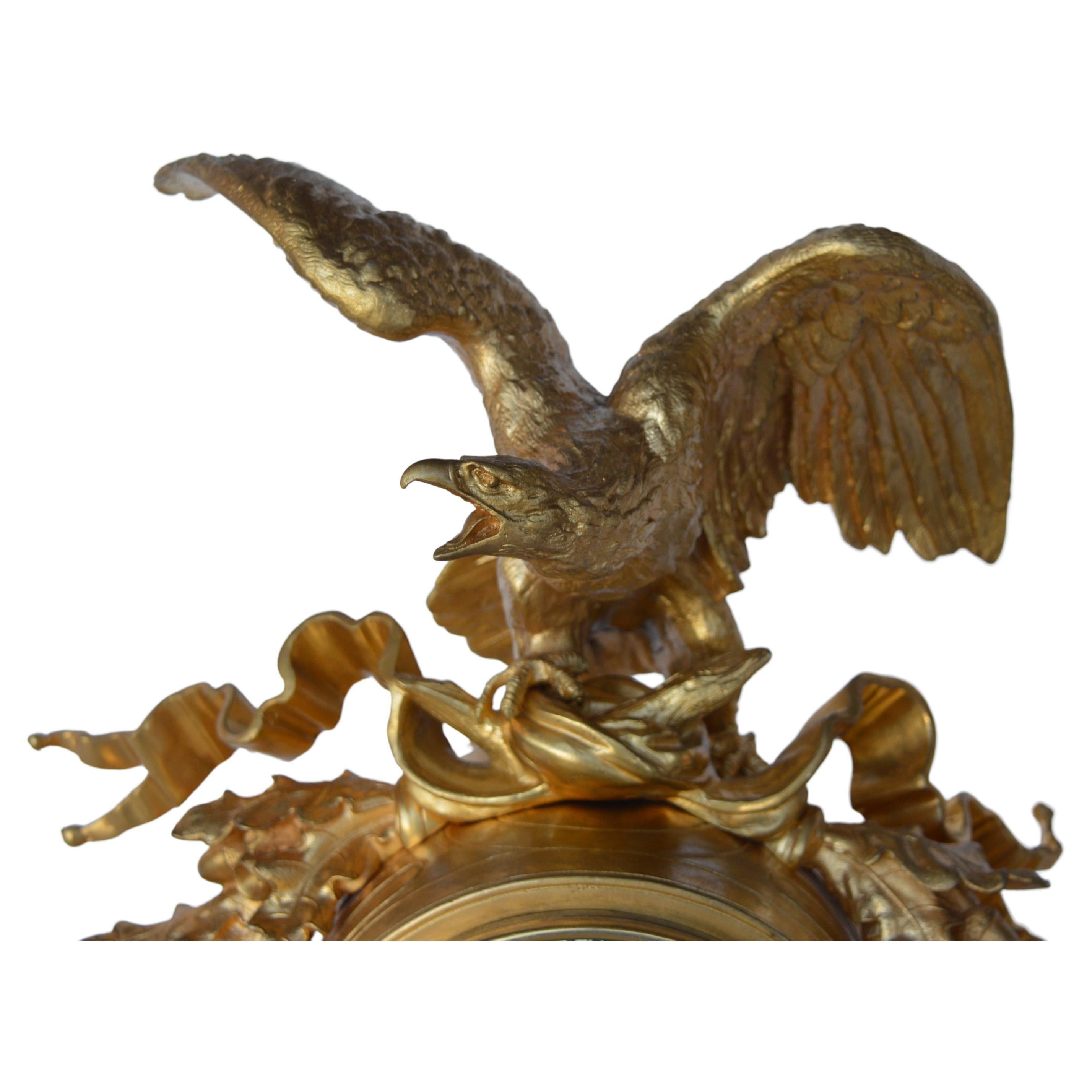 Belle horloge française ancienne du 19ème siècle en bronze doré avec figure d'aigle. Signé.