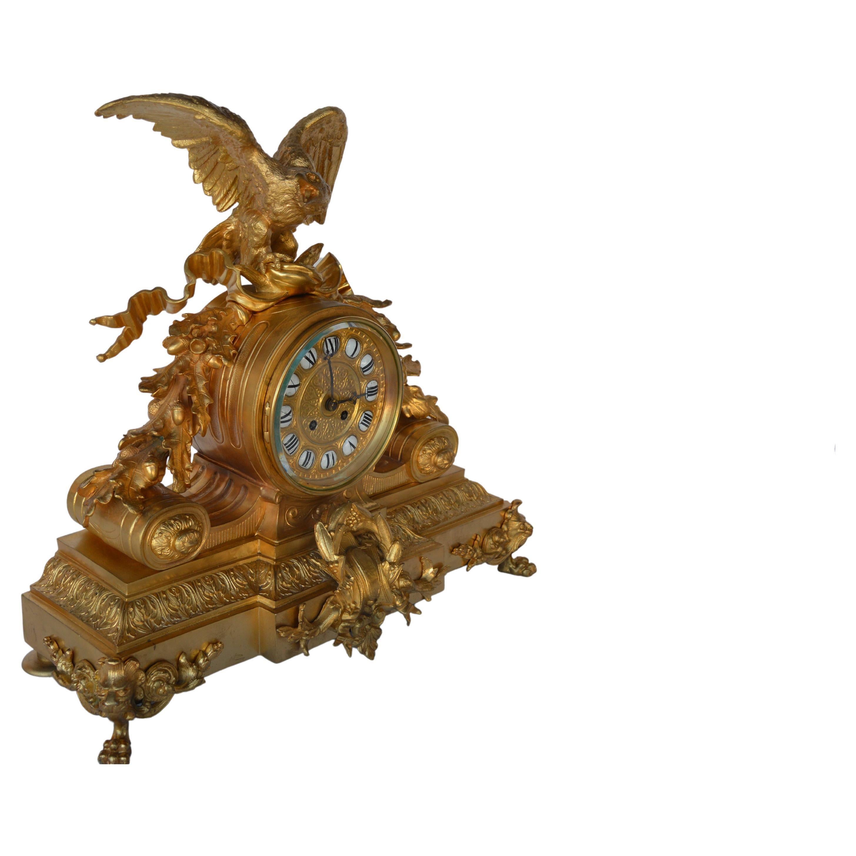 Plaqué Horloge française du 19ème siècle en bronze et plaqué or en vente