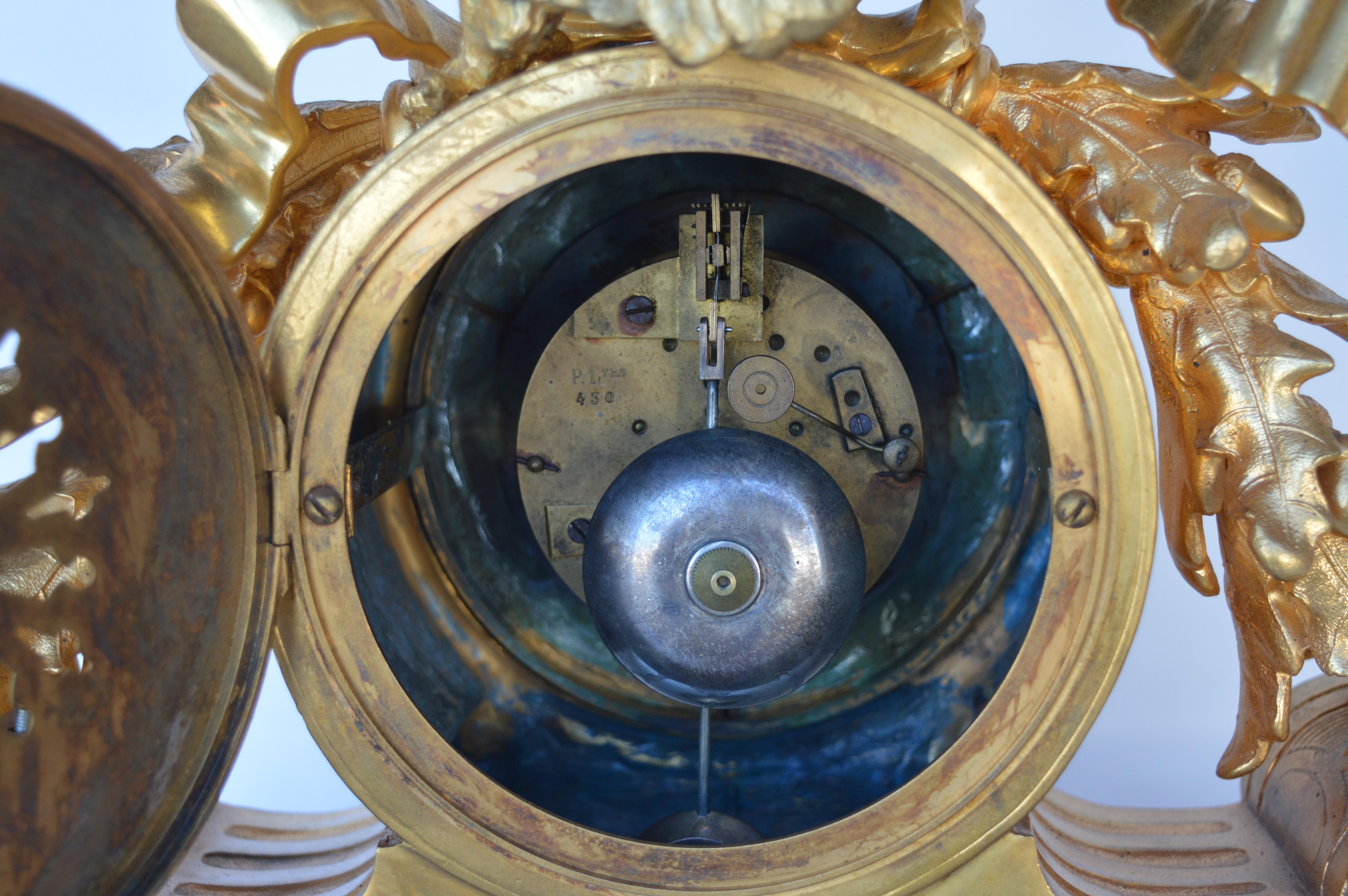 Horloge française du 19ème siècle en bronze et plaqué or en vente 1