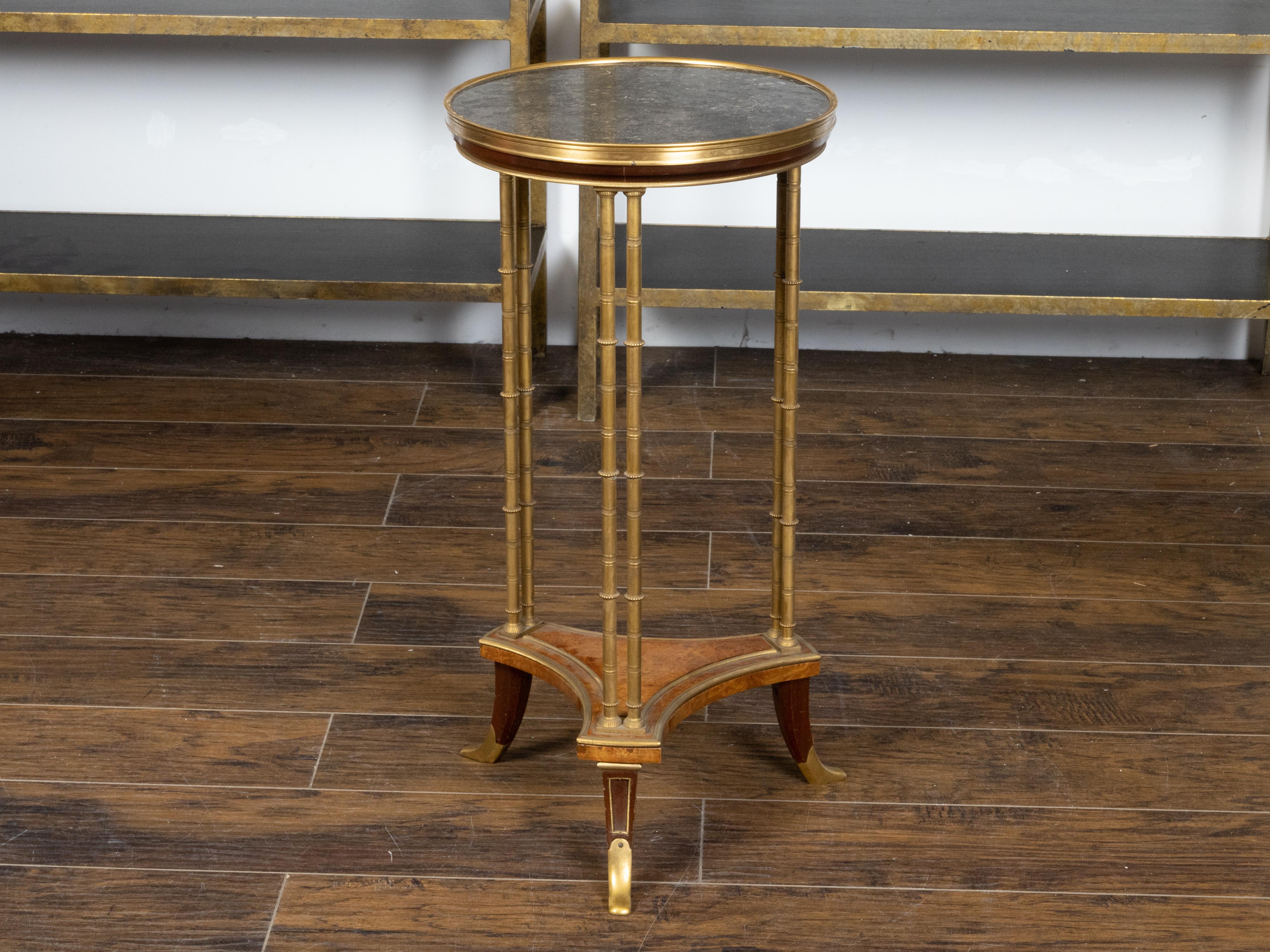 Bronze- Guridon-Tisch aus dem 19. Jahrhundert mit schwarzer Marmorplatte und Wurzelholz-Regale im Angebot 1