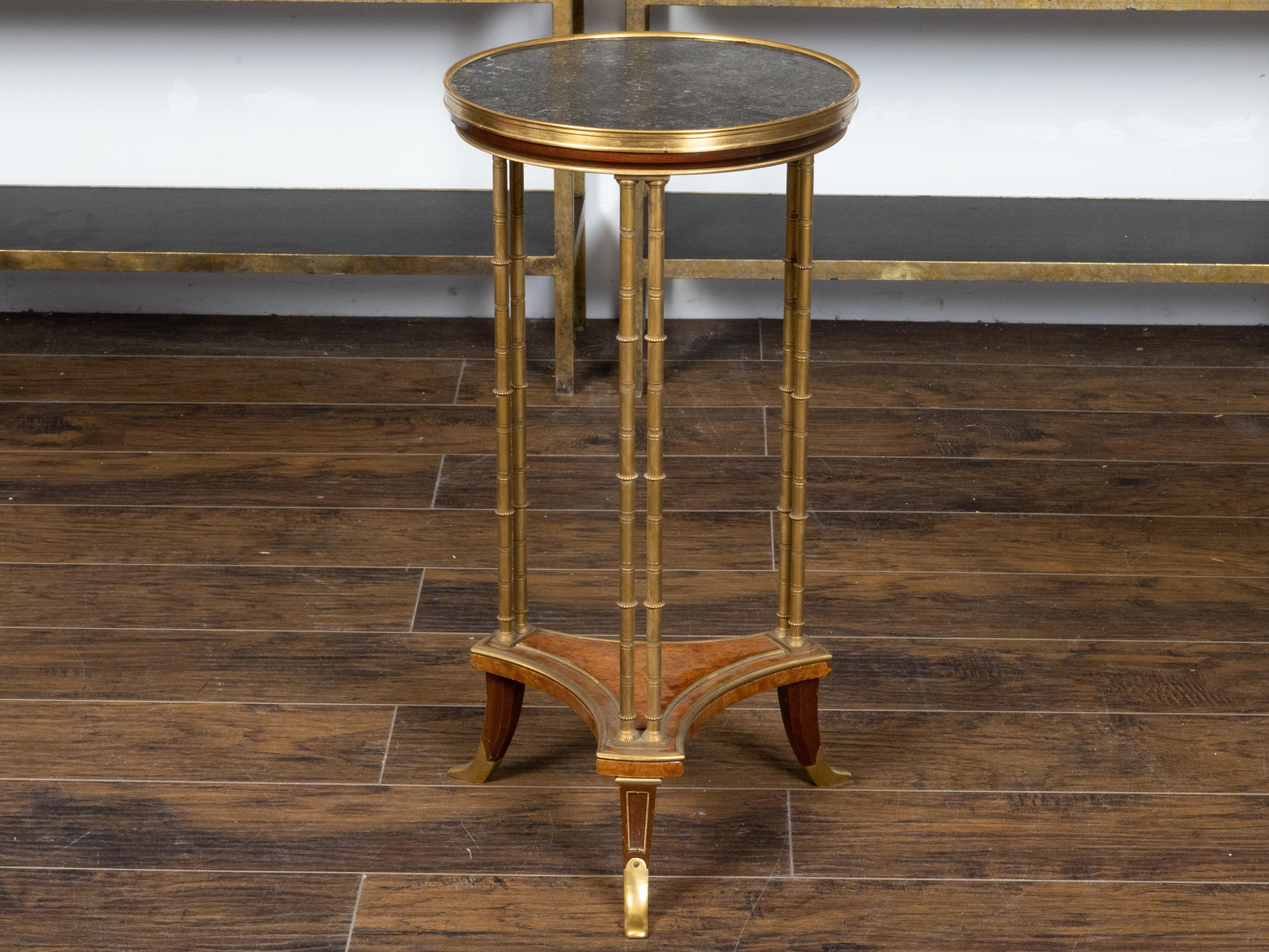Bronze- Guridon-Tisch aus dem 19. Jahrhundert mit schwarzer Marmorplatte und Wurzelholz-Regale im Angebot 2